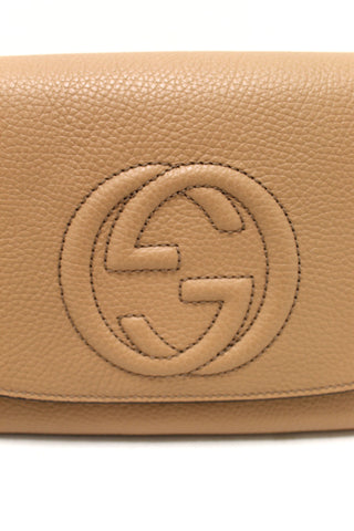 Authentic NEW Gucci Beige Pebbled Calfskin Medium Soho Flap Crossbody