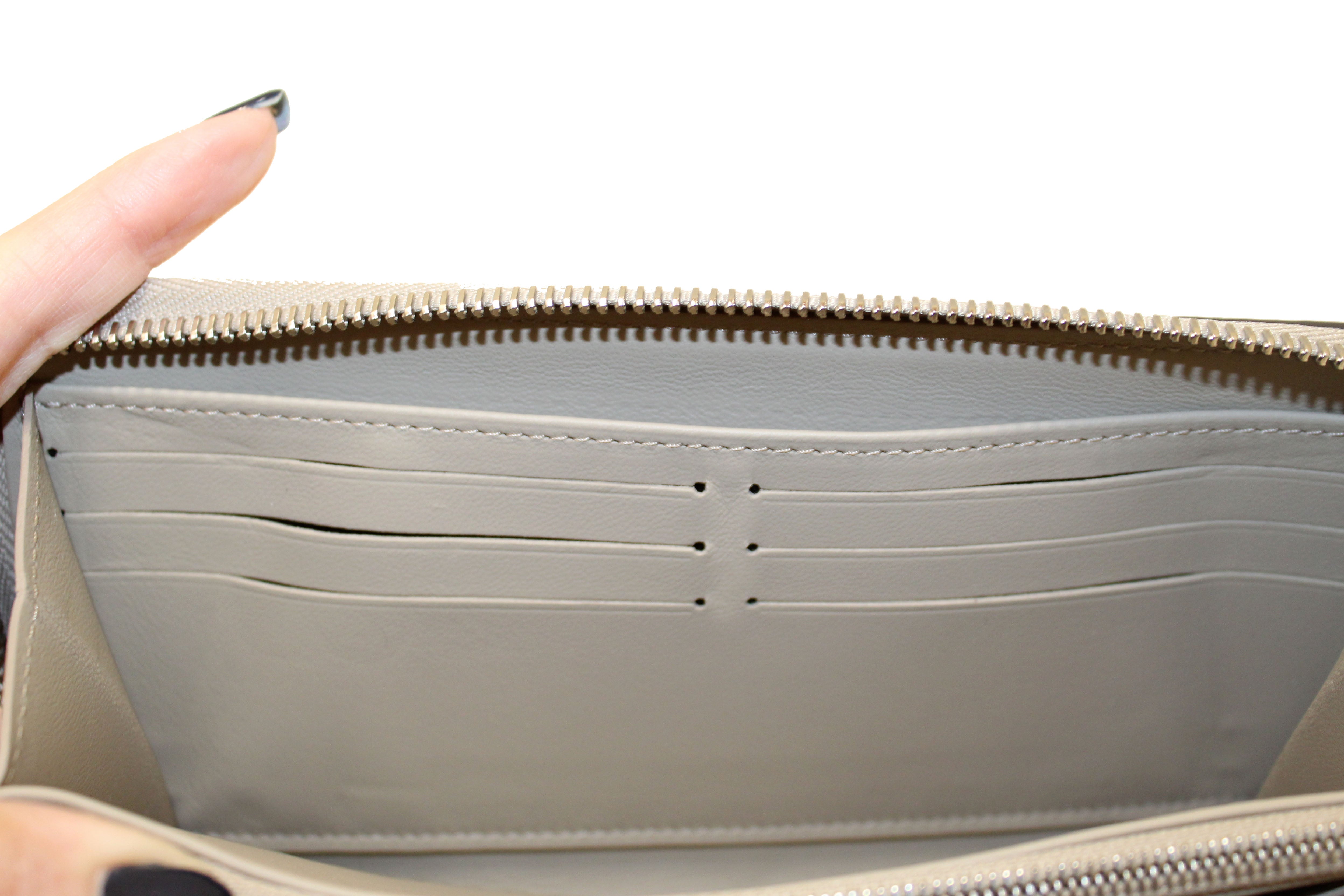 Authentic Louis Vuitton Galet Mahina Leather Zippy Wallet