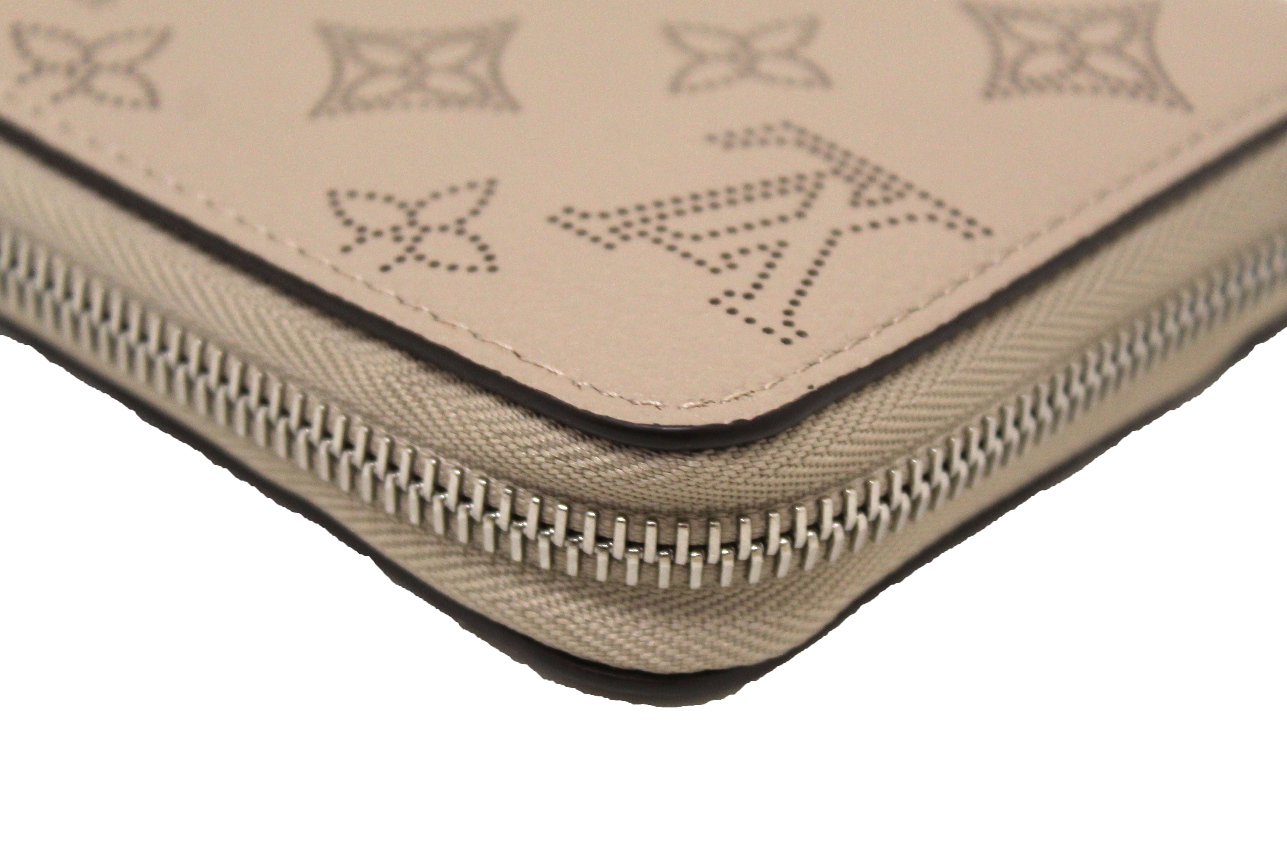 Authentic Louis Vuitton Galet Mahina Leather Zippy Wallet