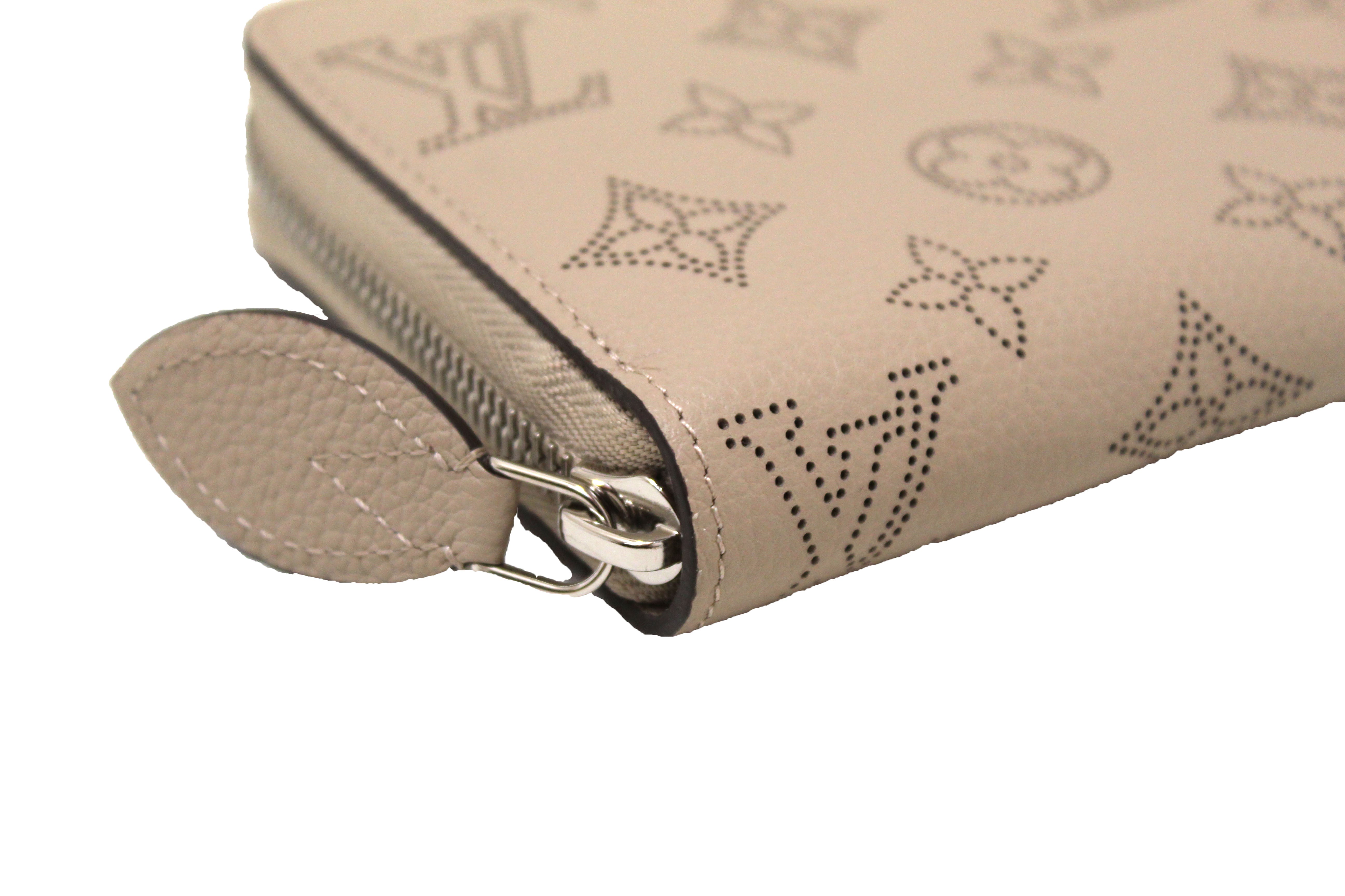 Authentic Louis Vuitton Galet Mahina Leather Zippy Wallet