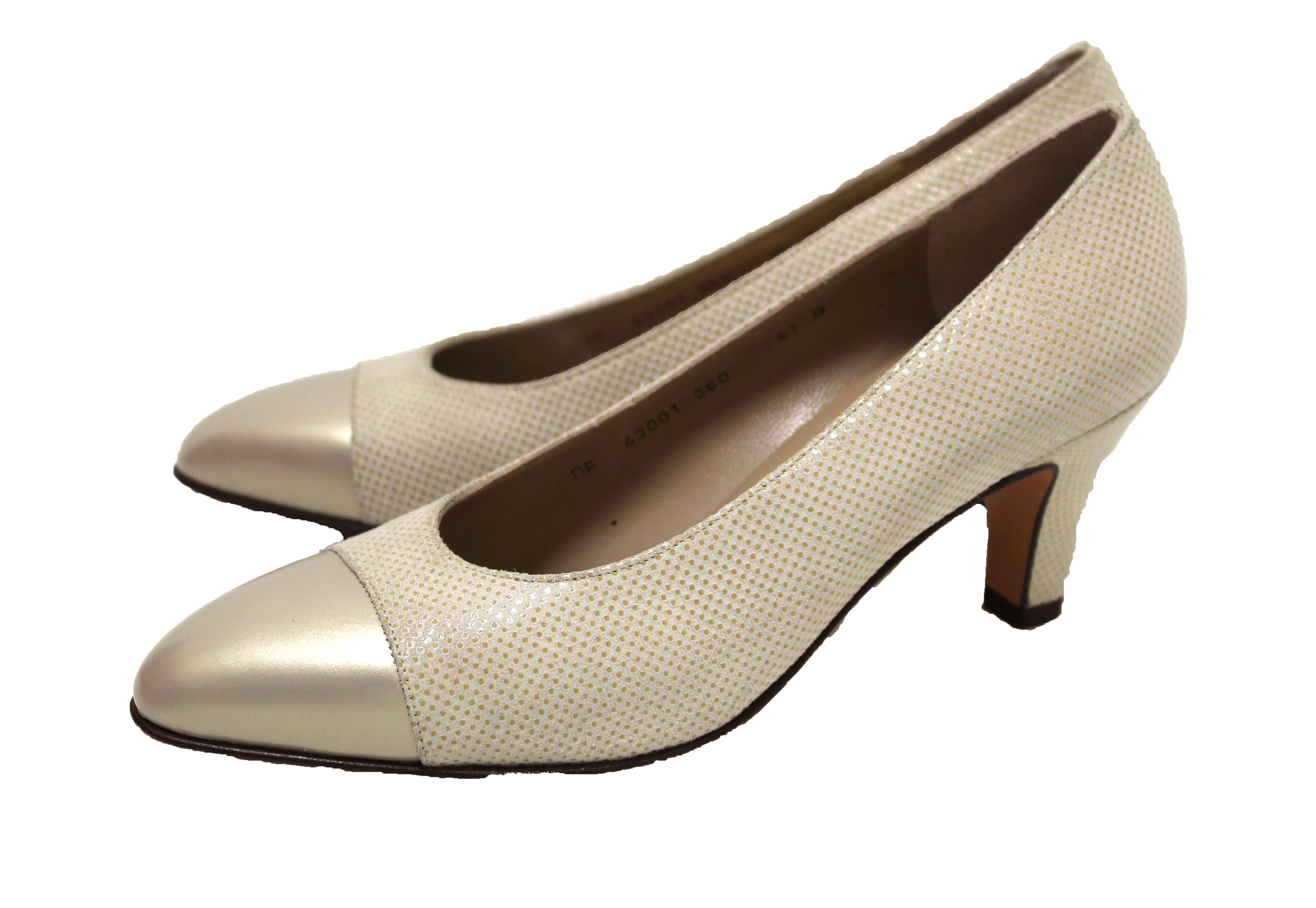 Authentic NEW Salvatore Ferragamo Light Grey Pebble Suede Pumps Size 5.5B