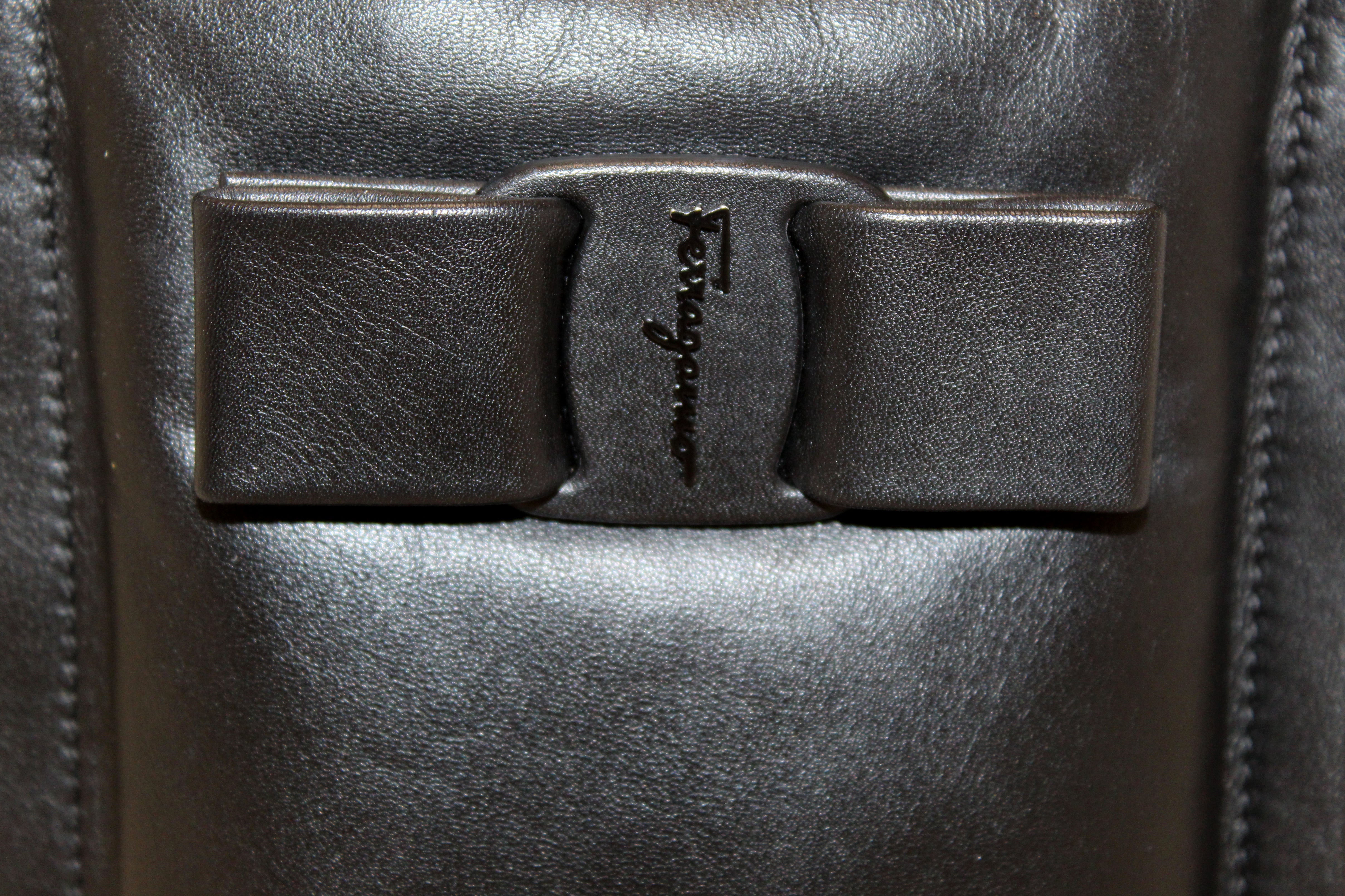 Authentic Salvatore Ferragamo Black Leather Viva Bow Smartphone Case Bag