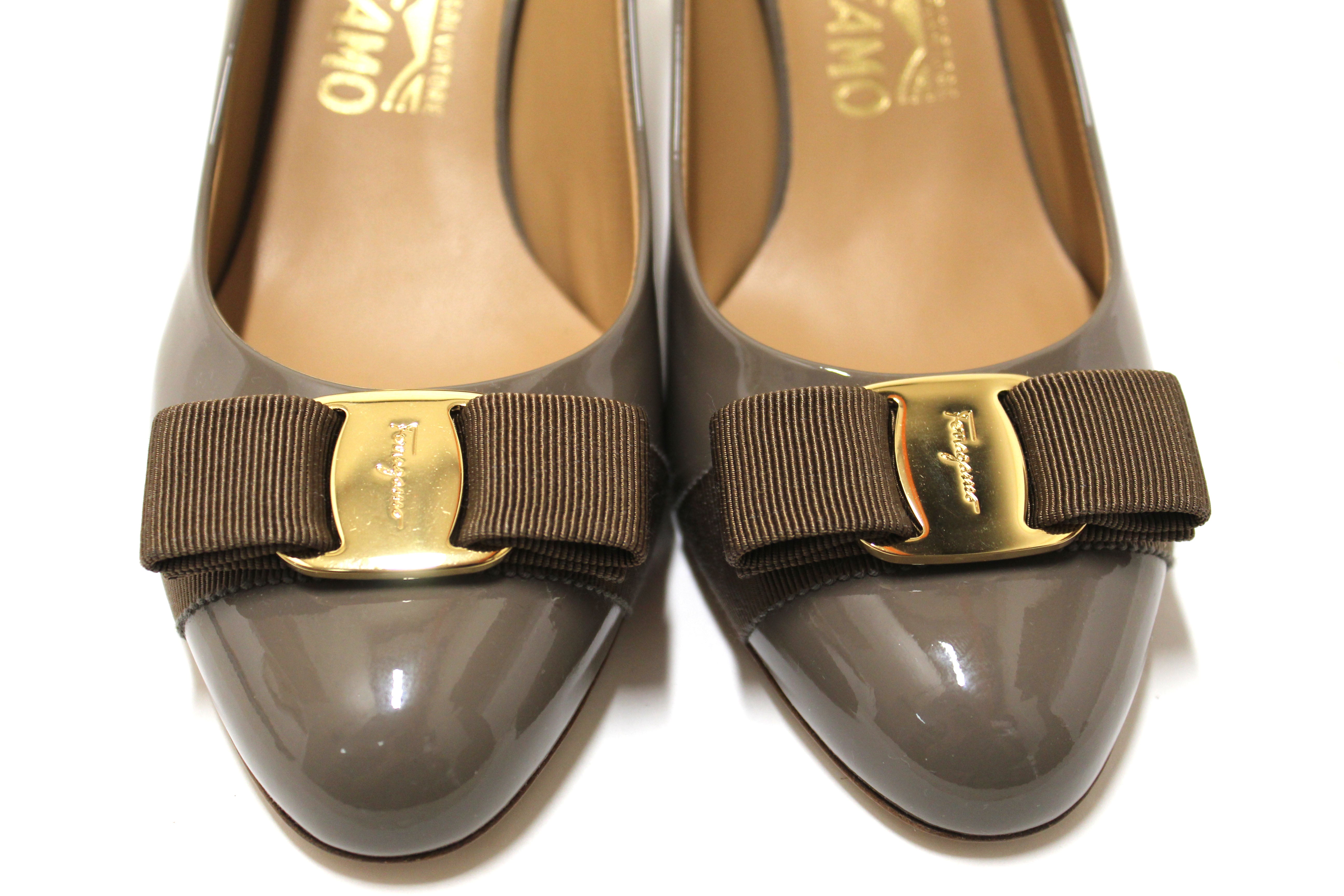 NEW Authentic Salvatore Ferragamo Taupe Patent Leather Carla Bow Pump Heel Size 7.5