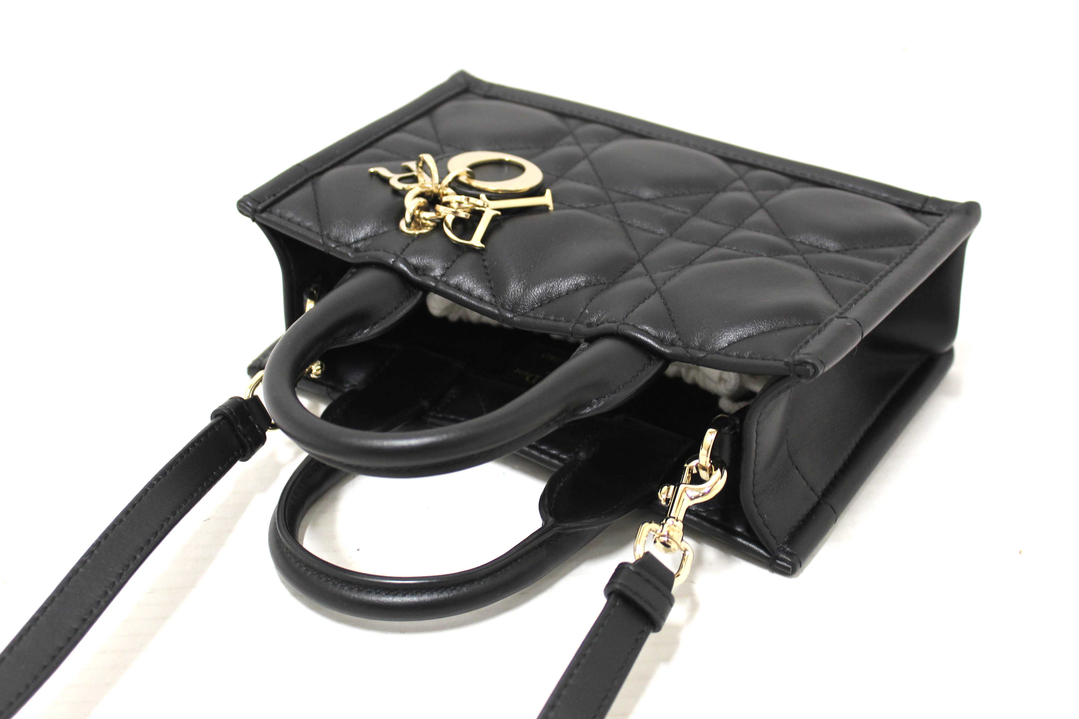 【無料郵送/関税込/正規品】 Dior Small Book Tote Macrocannage The Dior Book Tote macrocannage - News & Défilés | DIOR