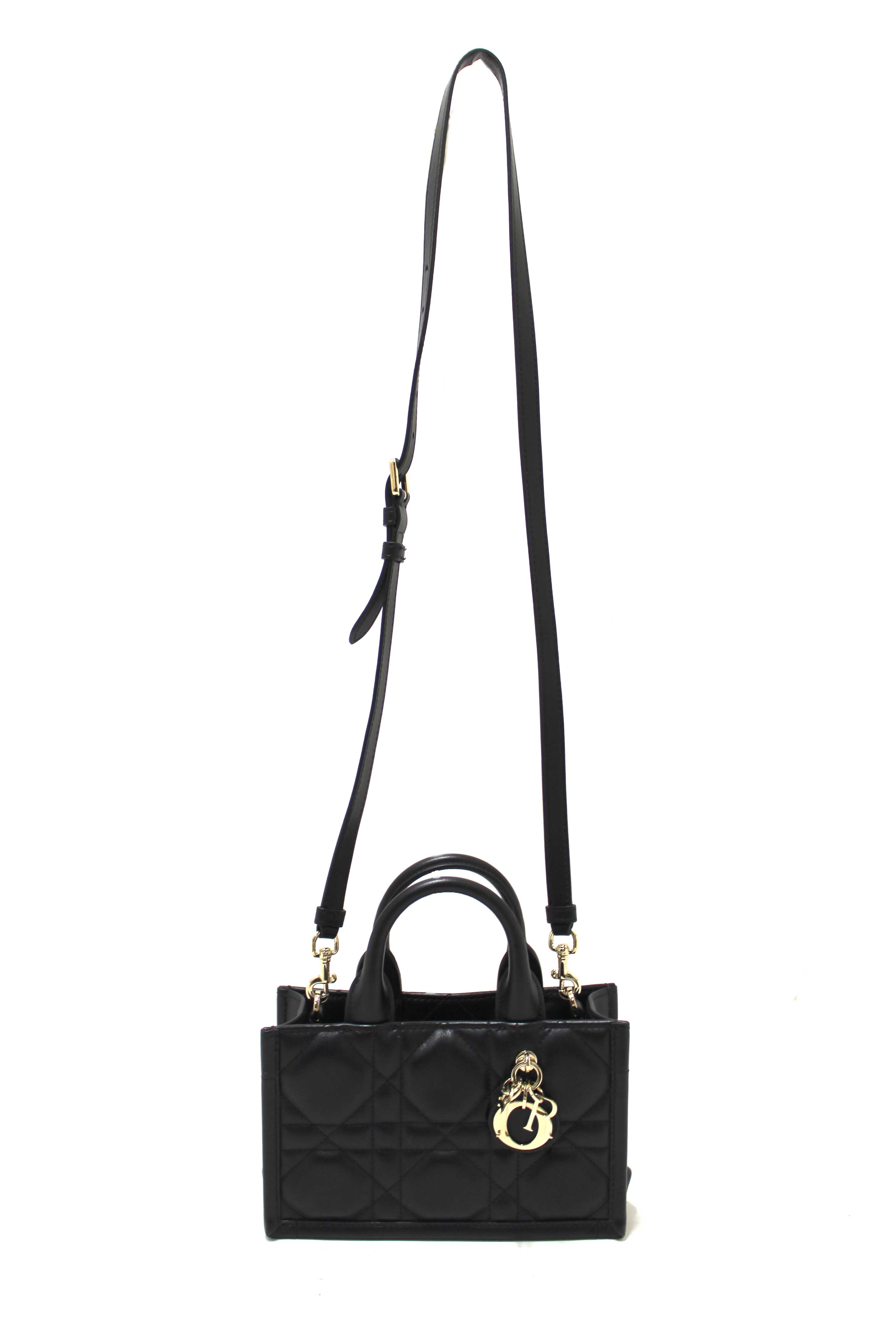 【無料郵送/関税込/正規品】 Dior Small Book Tote Macrocannage The Dior Book Tote macrocannage - News & Défilés | DIOR