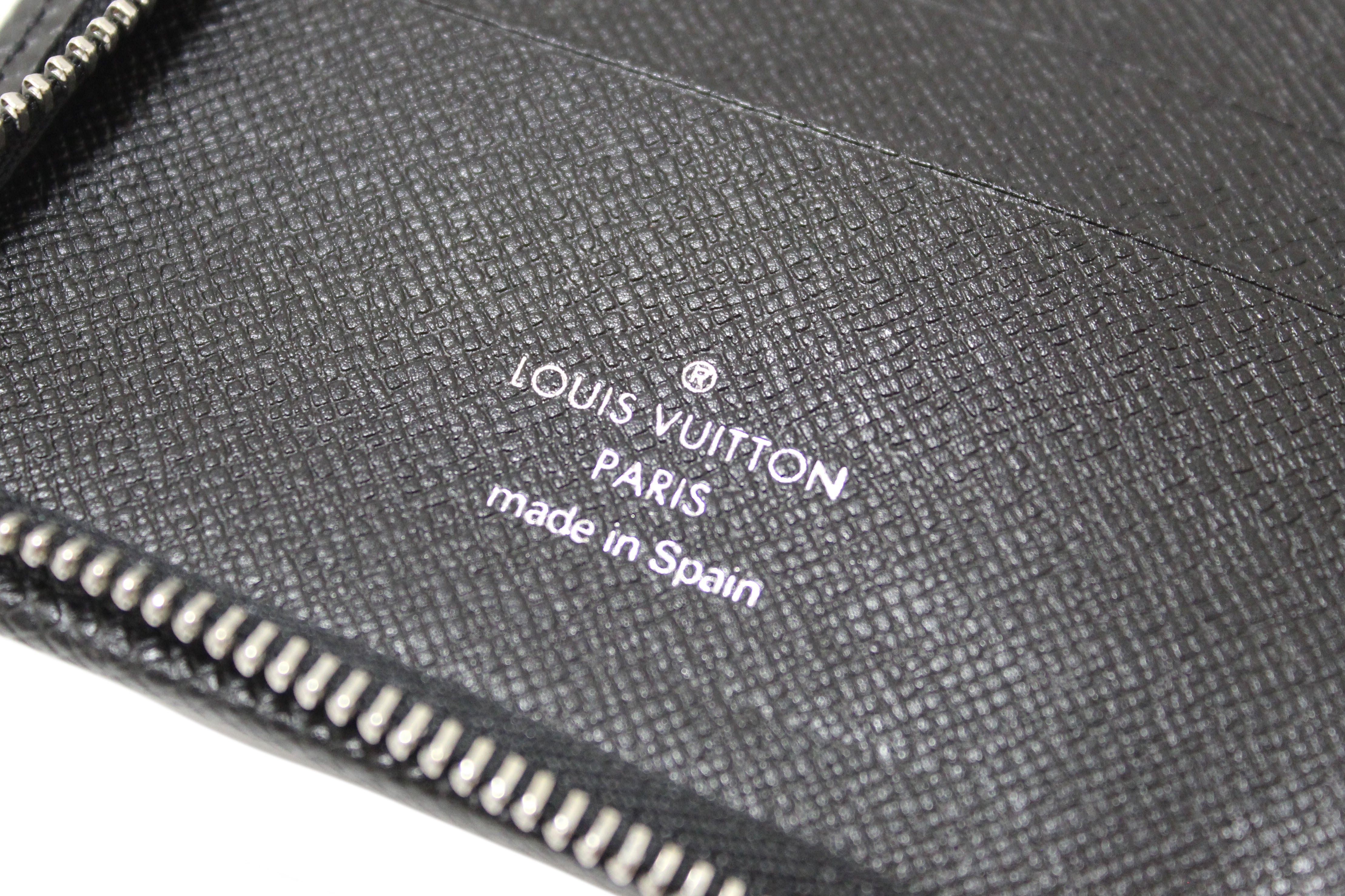 Authentic Louis Vuitton Black Taiga Leather Compact Zippy Men Wallet