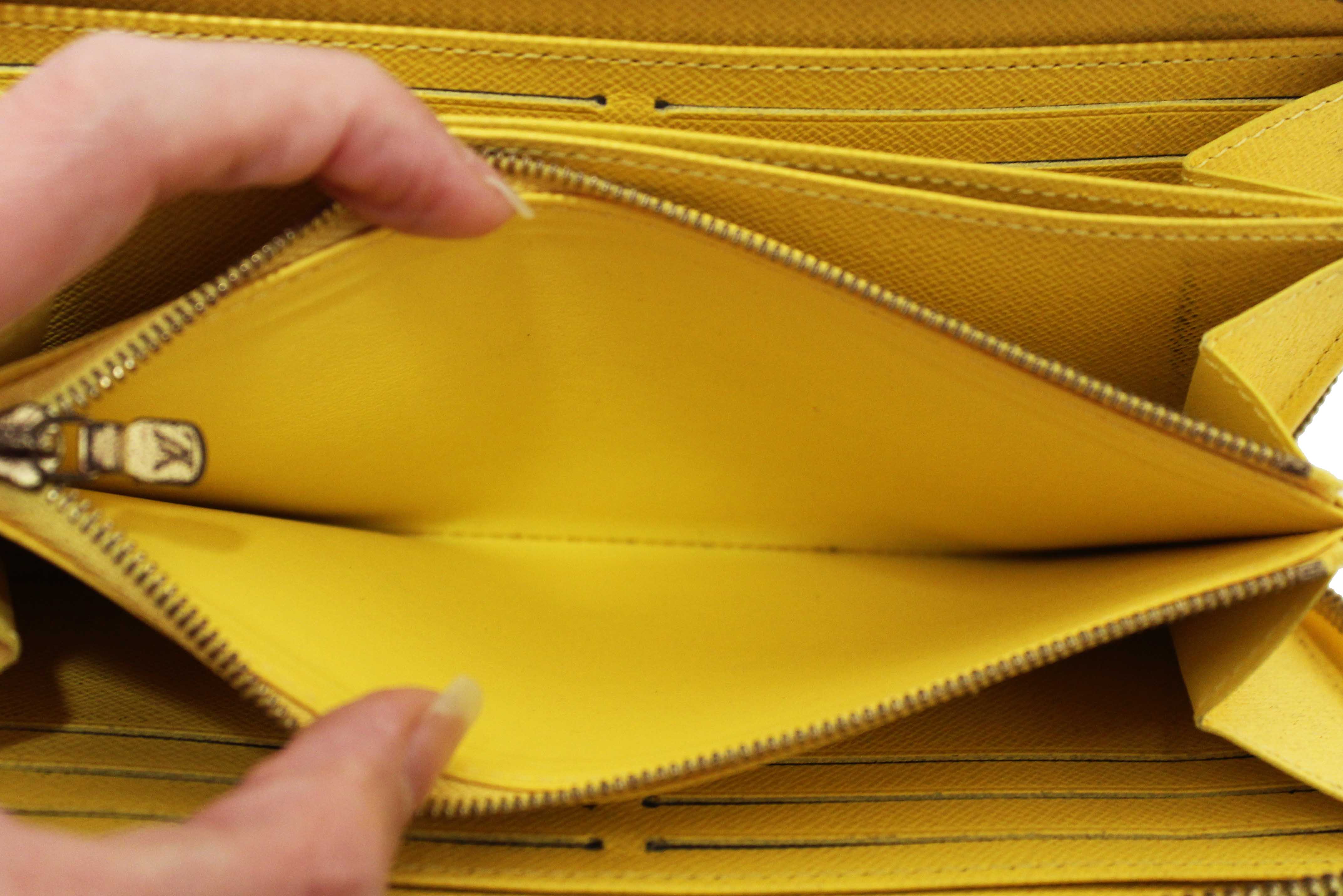 LOUIS VUITTONエピベルト黄色 Louis Vuitton Yellow Epi Leather Saint Cloud PM Bag | Yoogi's Closet