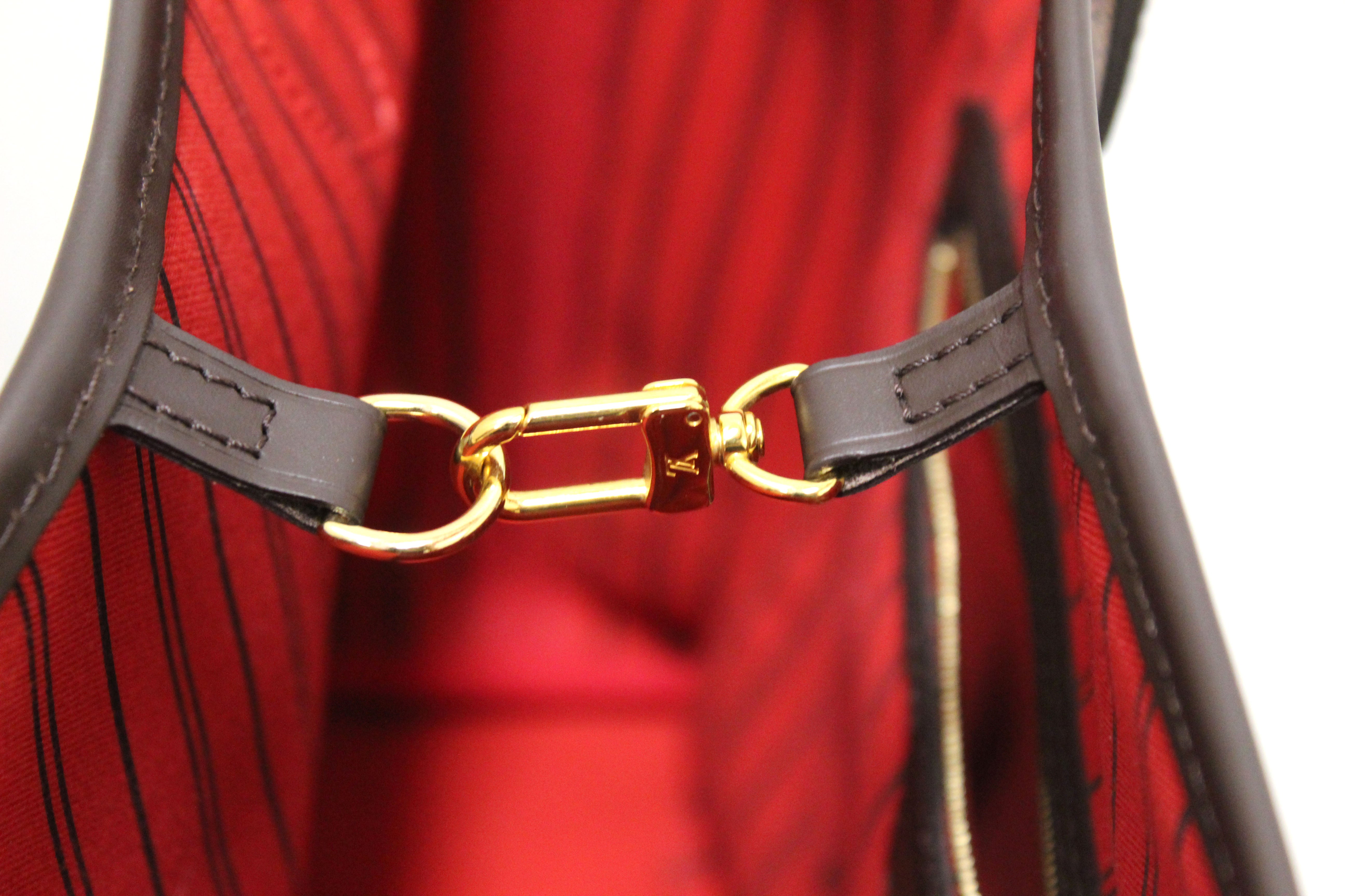 Louis Vuitton: This Neverfull MM Comes With A Shoulder Strap