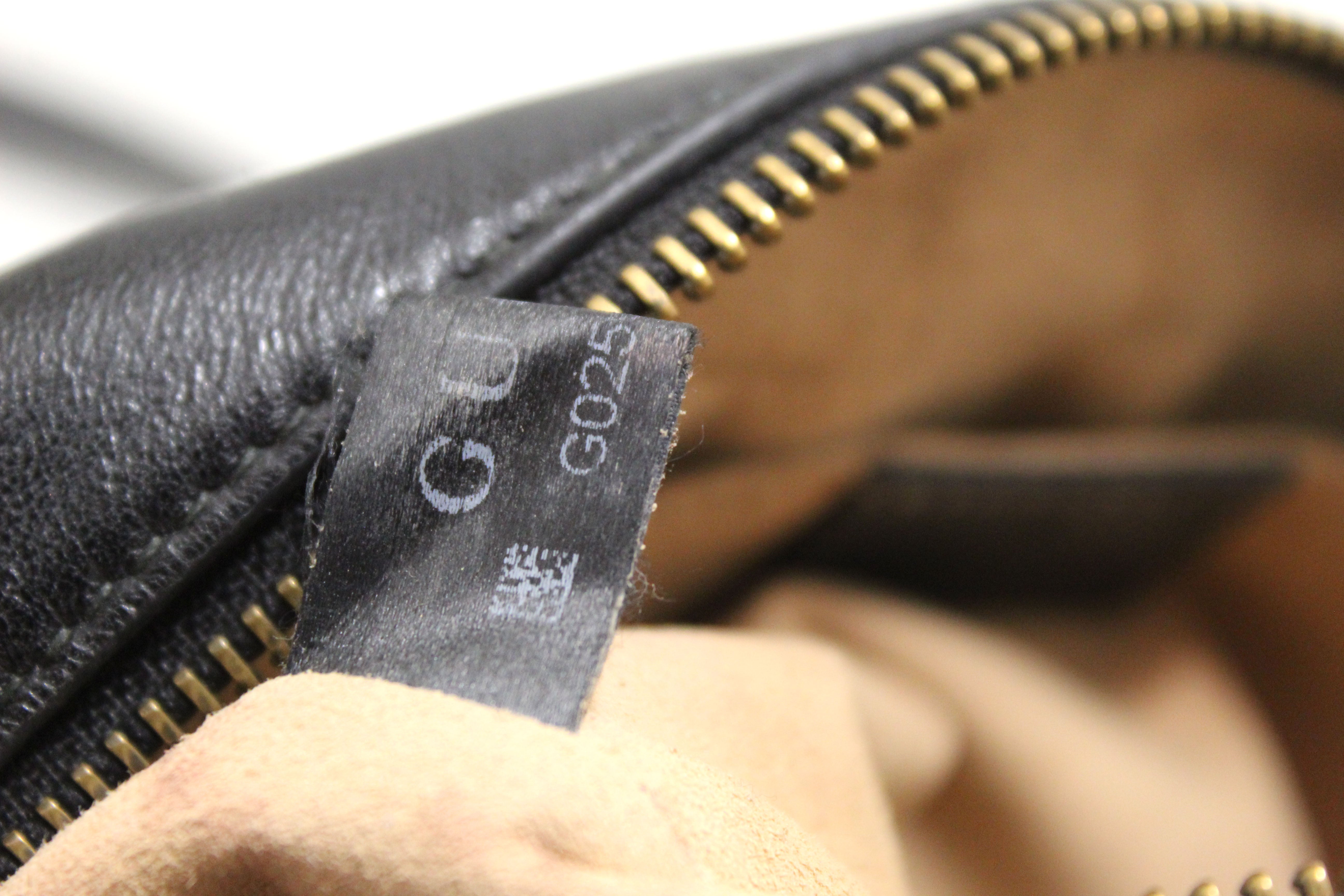 Gucci original matelasse leather shoulder sling bag.
