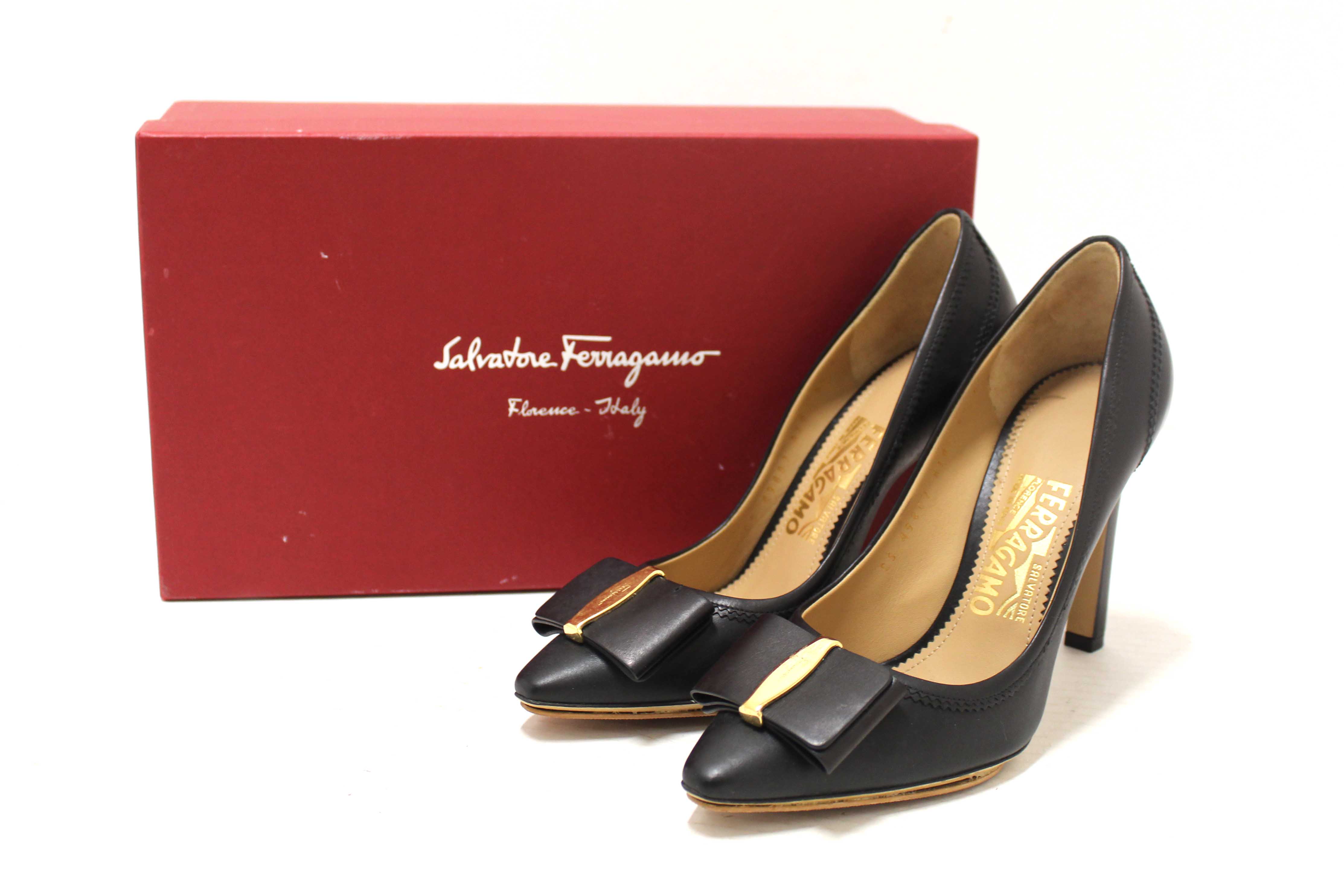 Authentic Salvatore Ferragamo Black Leather Bow Pointed Toe Pump Size 6.5