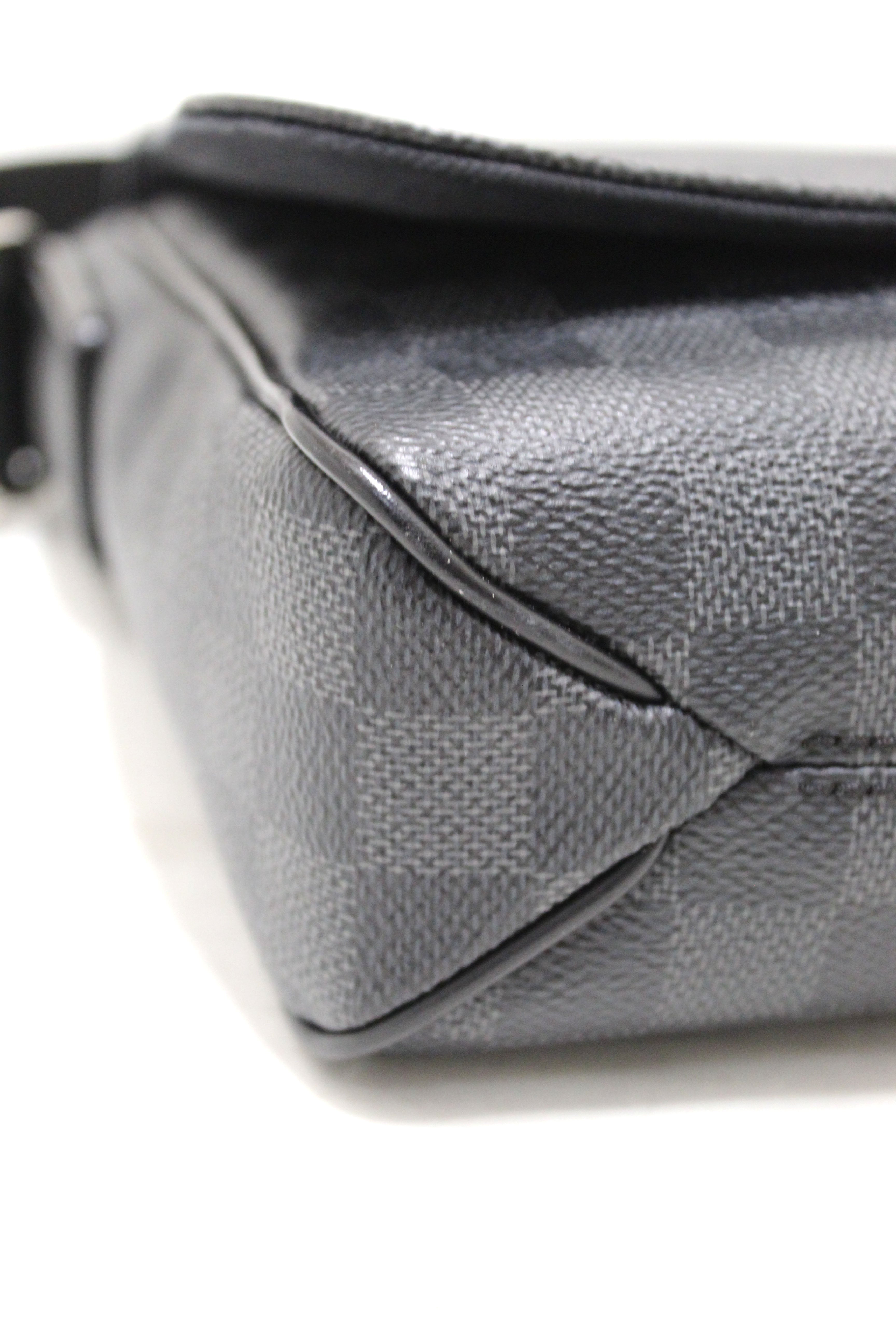 louis vuitton lv district pm new grey