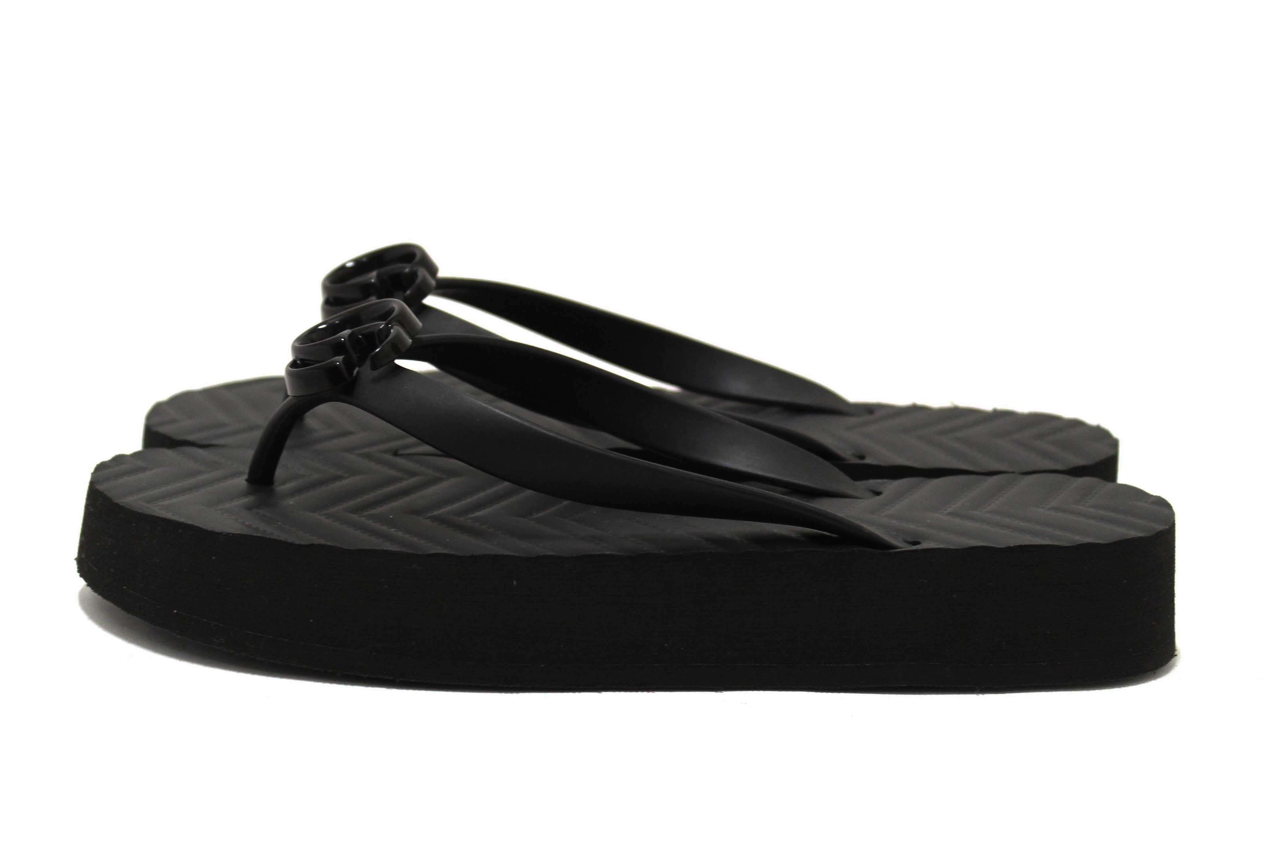 Authentic Gucci Black Rubber Chevron Womens GG Thong Sandals 38