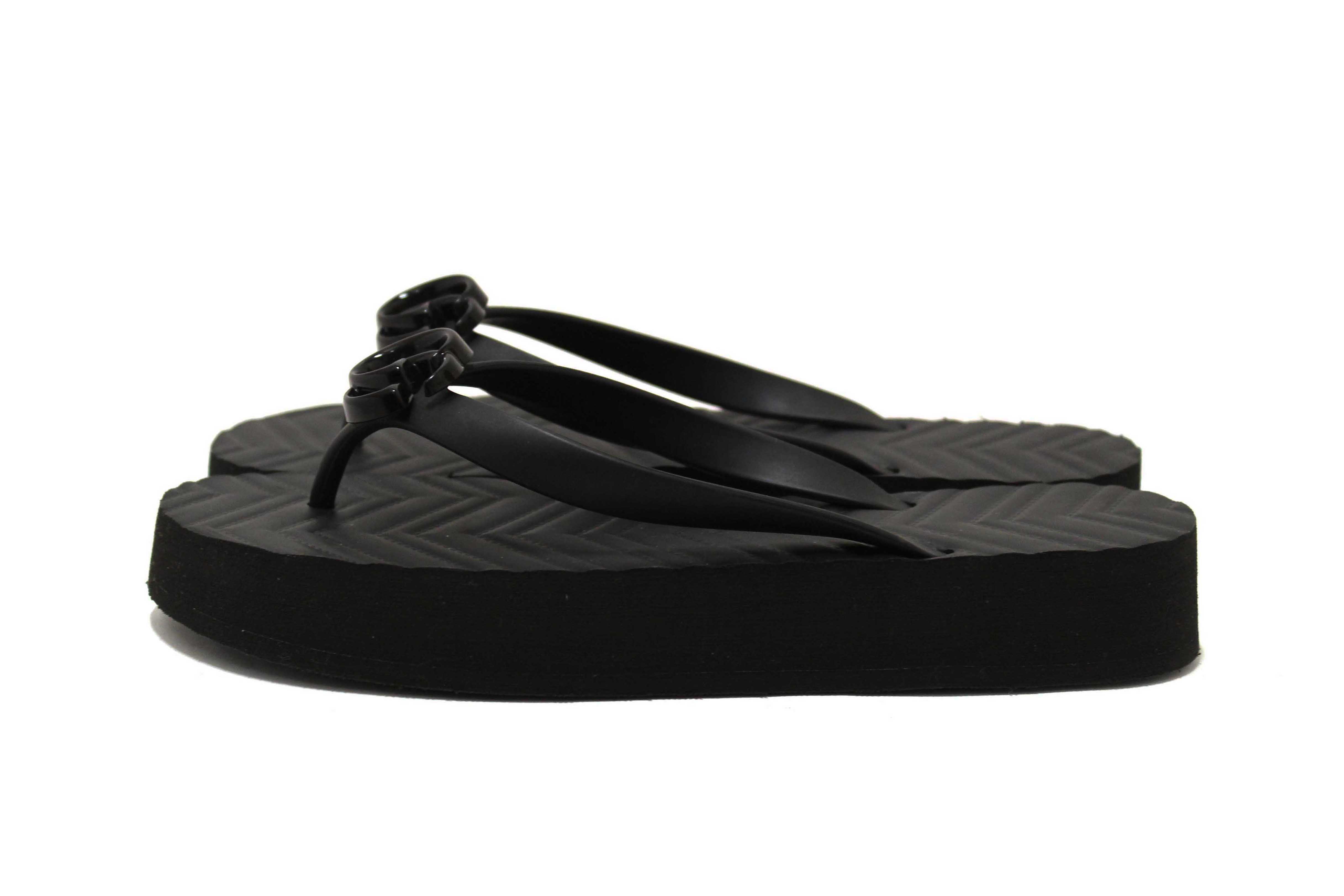 Authentic Gucci Black Rubber Chevron Womens GG Thong Sandals 38