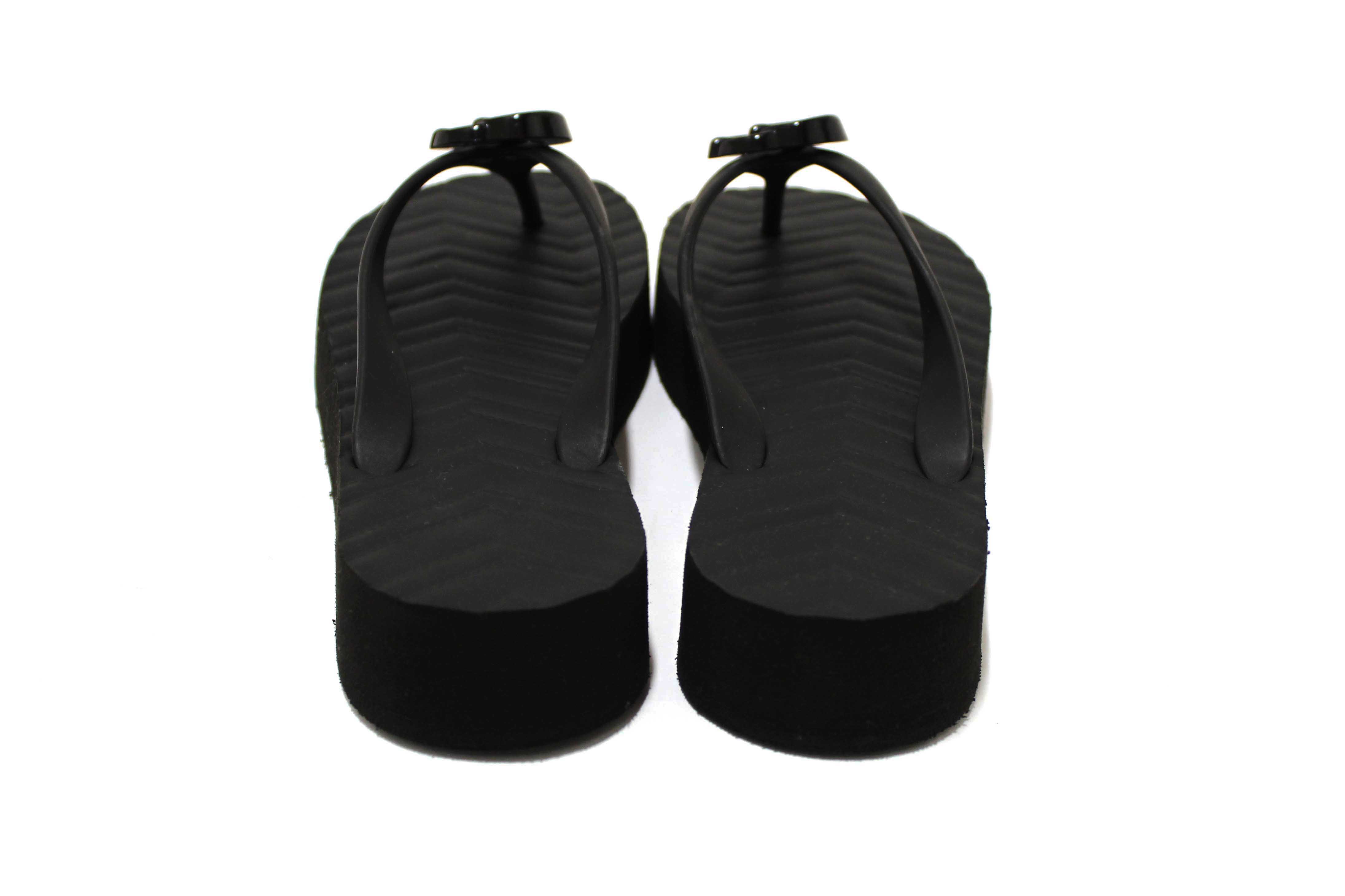 Authentic Gucci Black Rubber Chevron Womens GG Thong Sandals 38