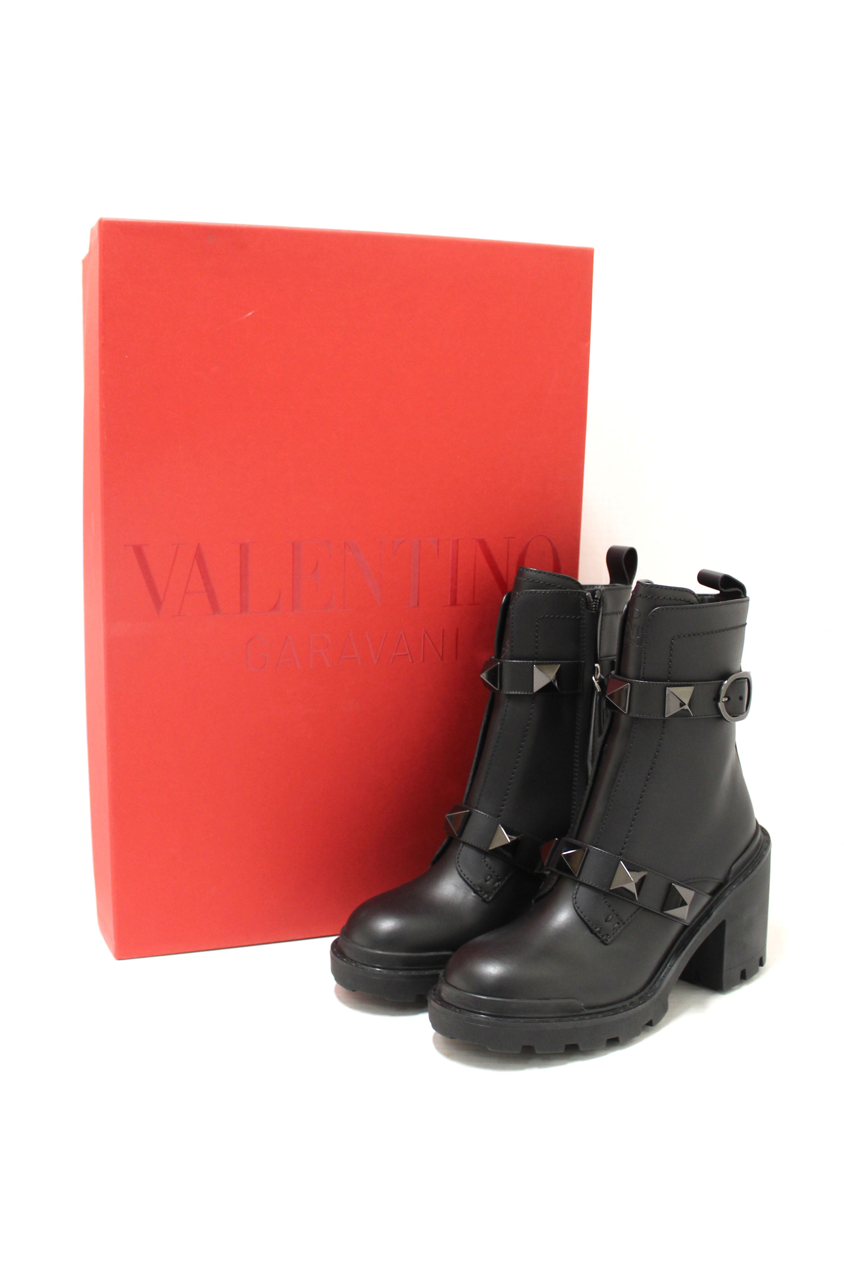 Authentic New Valentino Garavani Black Leather Roman Stud Combat Ankle Boots Shoes Size 37