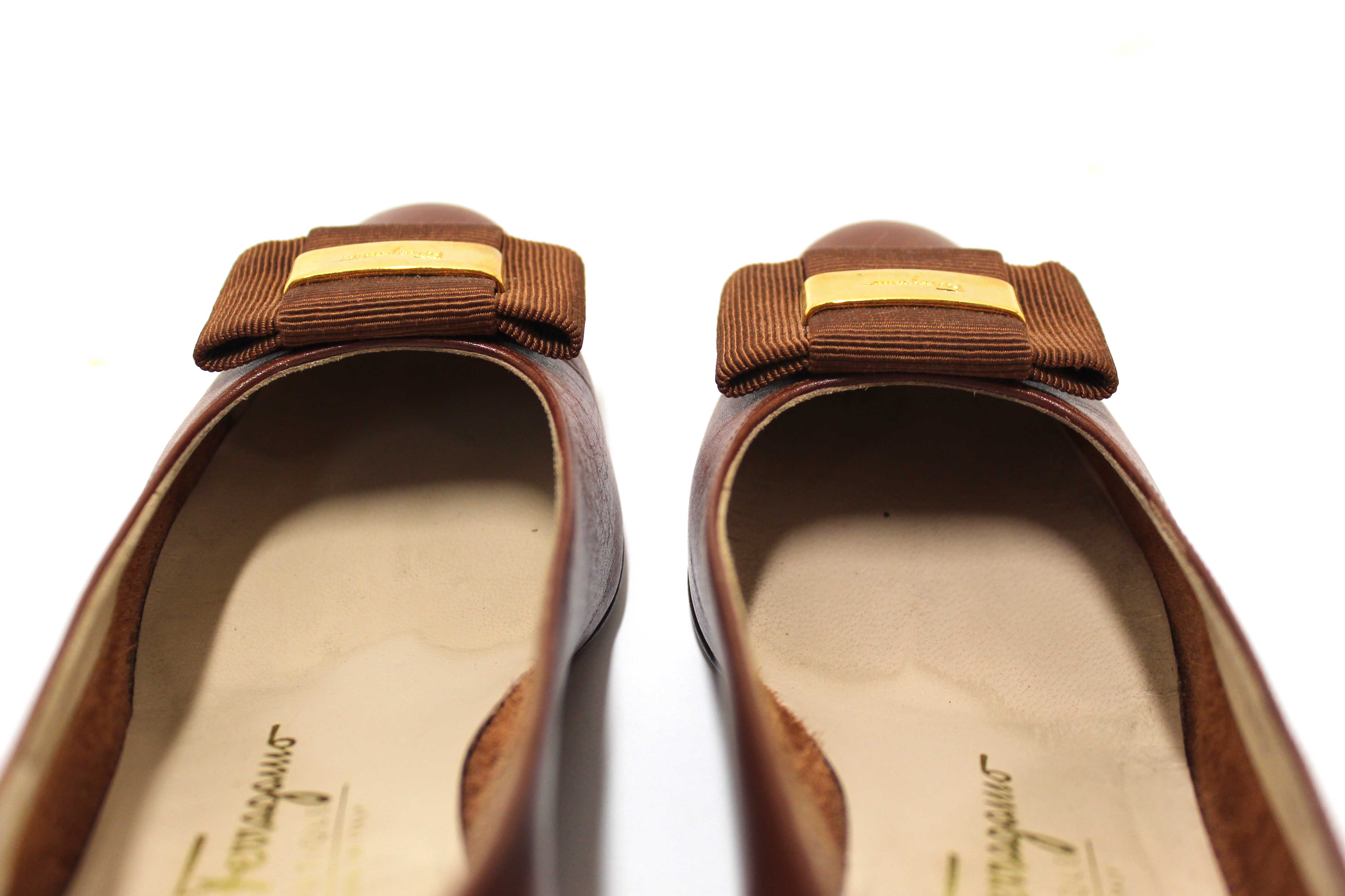 Authentic Salvatore Ferragamo Brown Vara Bow Leather Kitten Heel Pumps Size 4.5B