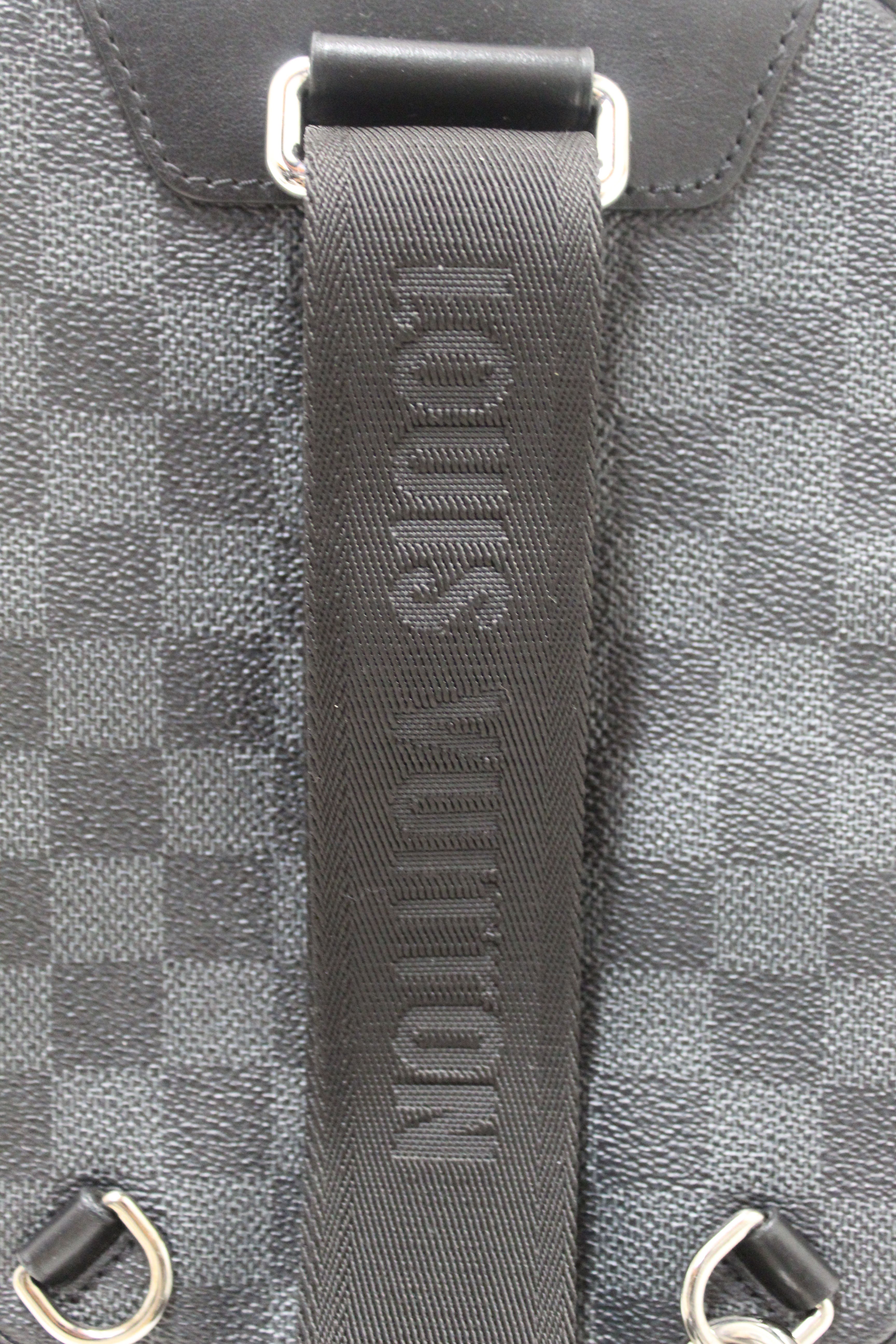 Louis Vuitton Slingbag, Black