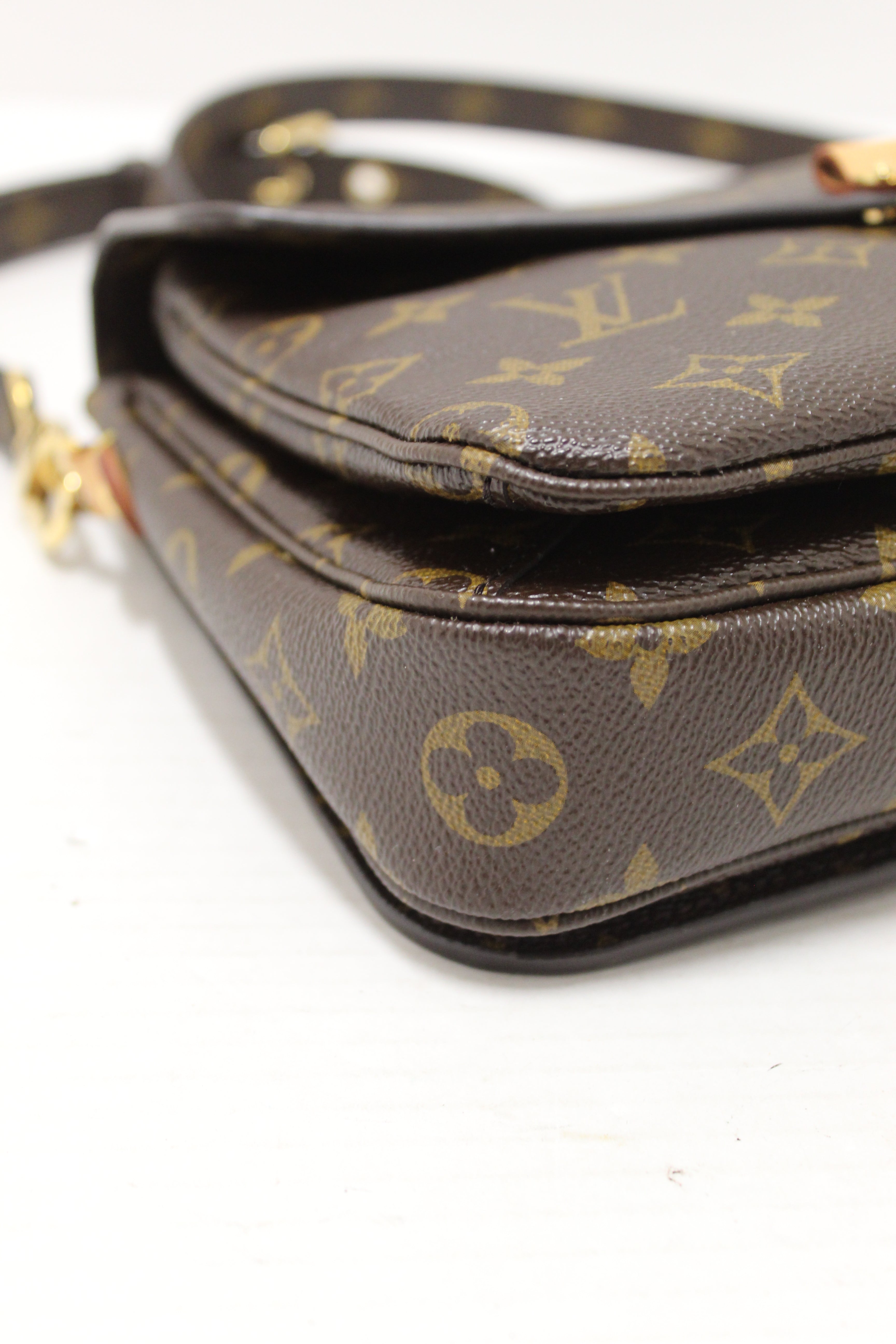 Authentic Louis Vuitton Monogram Pochette Metis Messenger Crossbody Bag