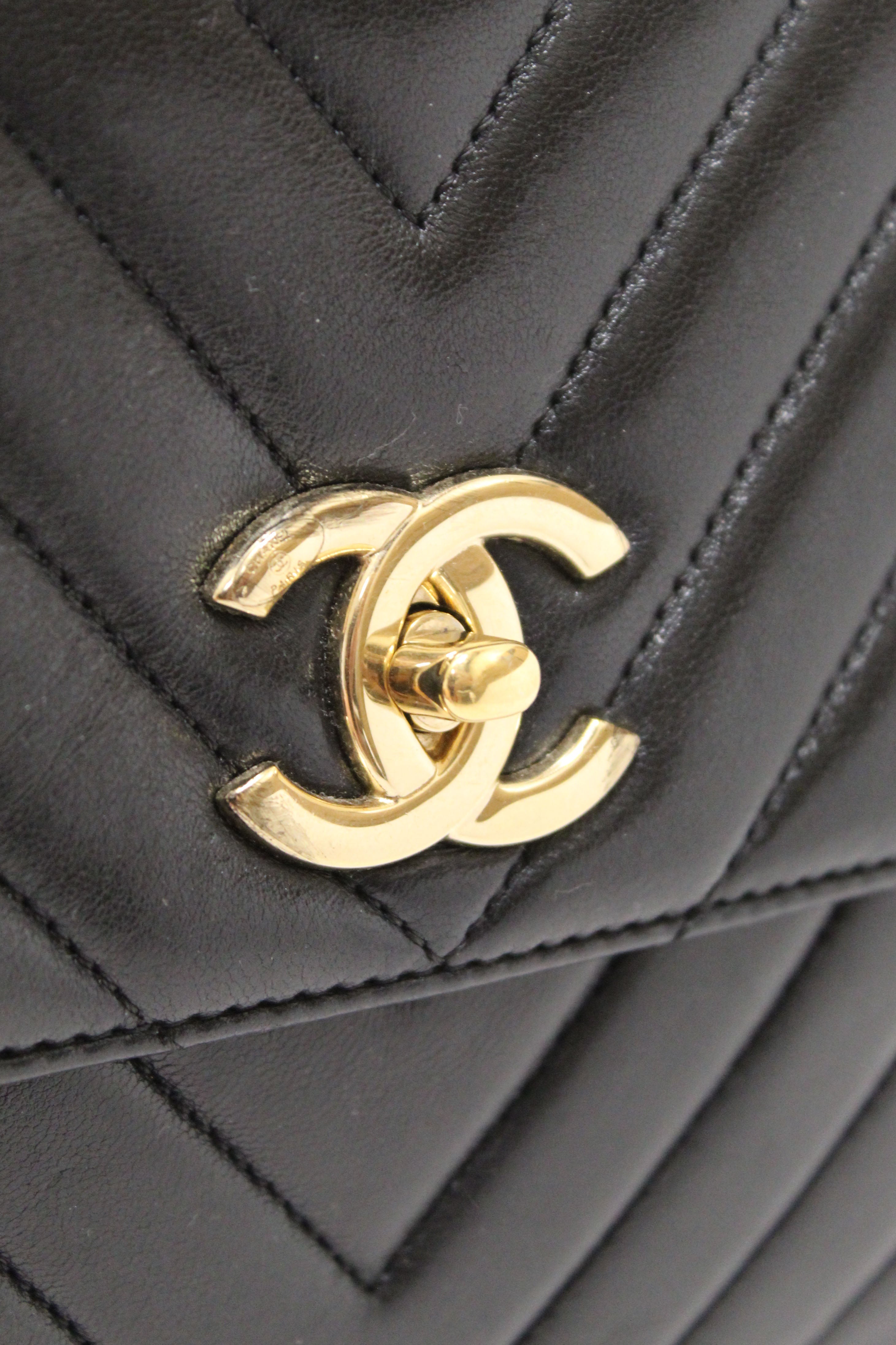 Authentic Chanel Black Chevron Lambskin Leather Medium Trendy CC Flap Shoulder Bag