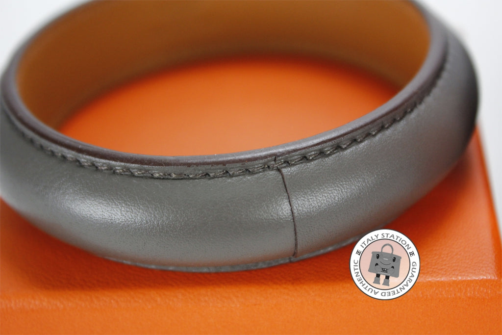 HERMES Hermes Astral Grey Leather M Bracelet | Italystation.com - Shop Now at italystation.com