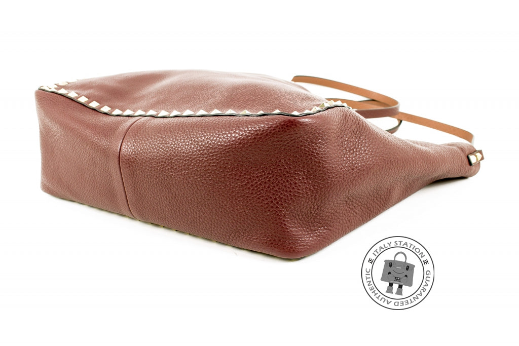 VALENTINO Valentino HWB00626 AVSA01 Medium Rockstud Reversible Blush+r | Italystation.com - Shop Now at italystation.com