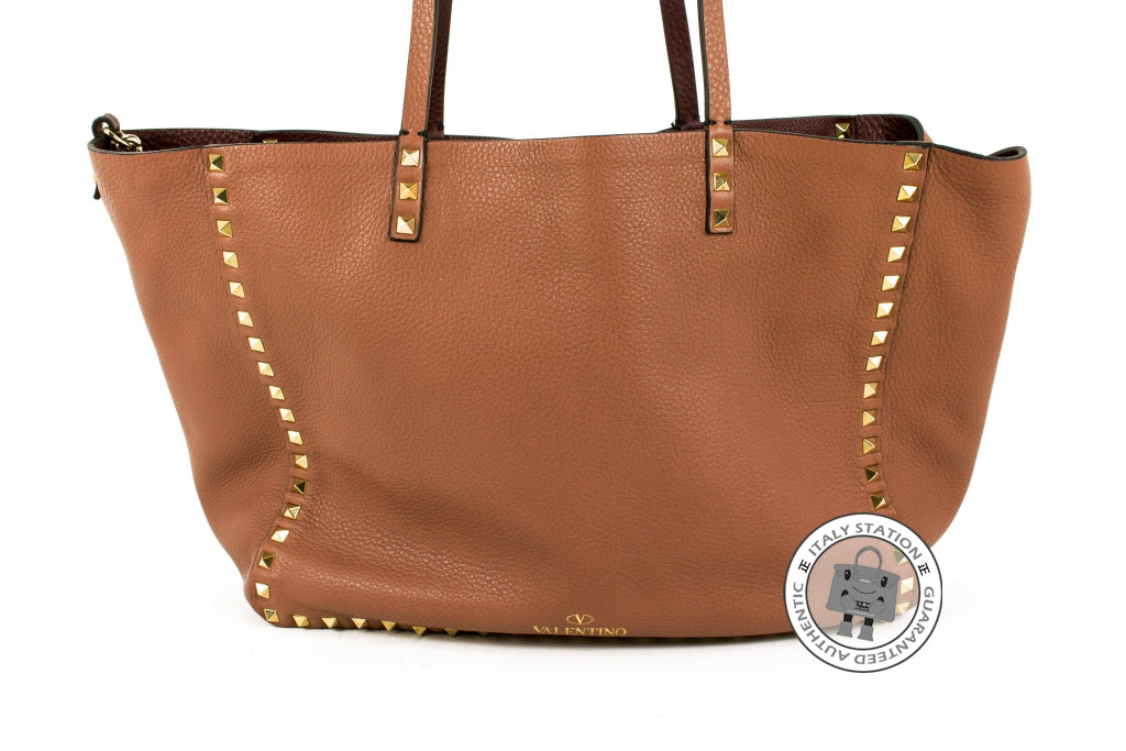 VALENTINO Valentino HWB00626 AVSA01 Medium Rockstud Reversible Blush+r | Italystation.com - Shop Now at italystation.com