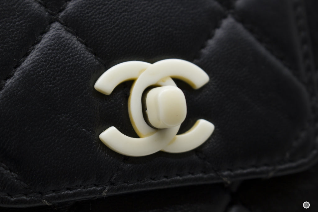 CHANEL Chanel Vintage With Resin Woven Chain And Lock Black Lambskin T | Italystation.com - Shop Now at italystation.com