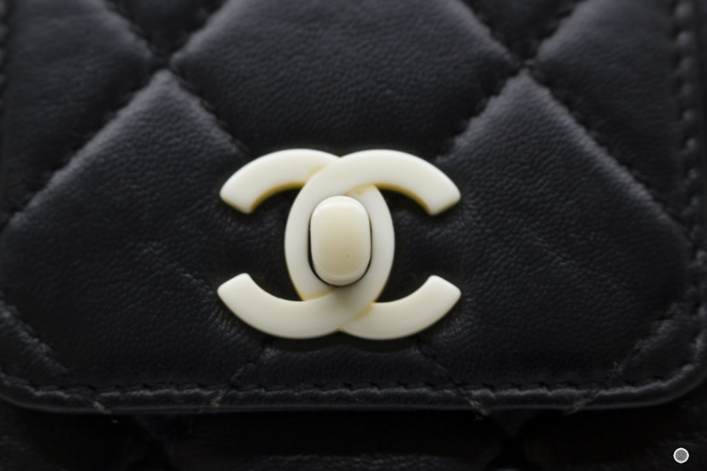 CHANEL Chanel Vintage With Resin Woven Chain And Lock Black Lambskin T | Italystation.com - Shop Now at italystation.com