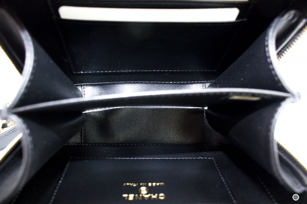 CHANEL Chanel A84452 Y06542 CC Filigree Vanity Clutch With Chain Black | Italystation.com - Shop Now at italystation.com