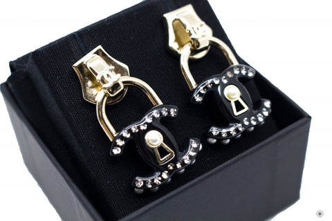 CHANEL Chanel AB7608B07420 Metallic Slider Arcylic CC With Pearl Beads | Italystation.com - Shop Now at italystation.com