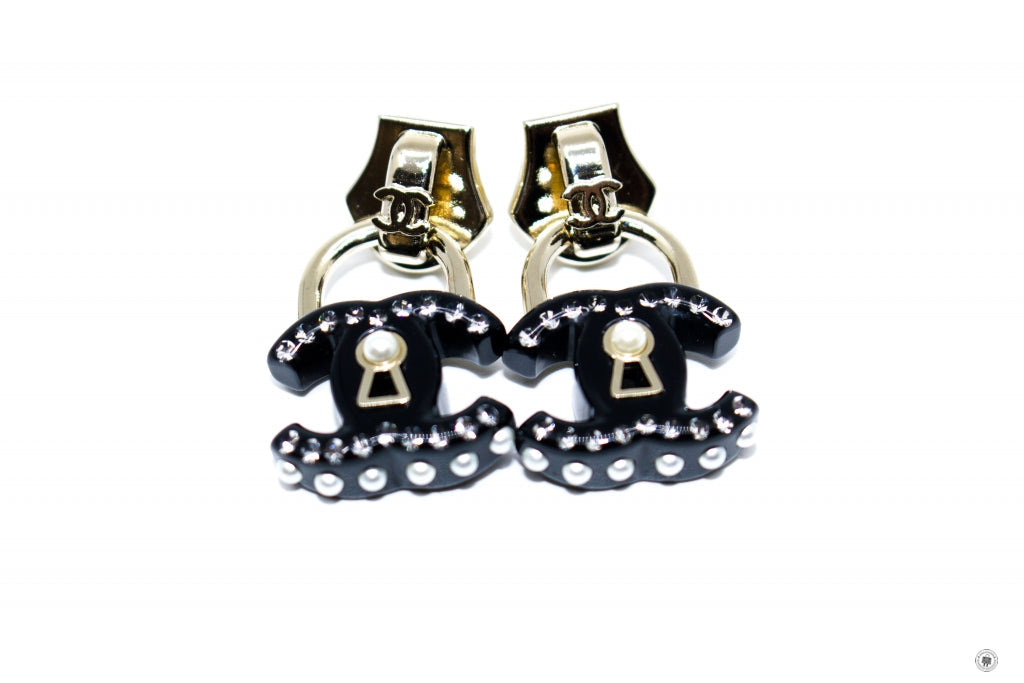 CHANEL Chanel AB7608B07420 Metallic Slider Arcylic CC With Pearl Beads | Italystation.com - Shop Now at italystation.com