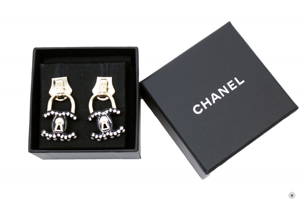 CHANEL Chanel AB7608B07420 Metallic Slider Arcylic CC With Pearl Beads | Italystation.com - Shop Now at italystation.com