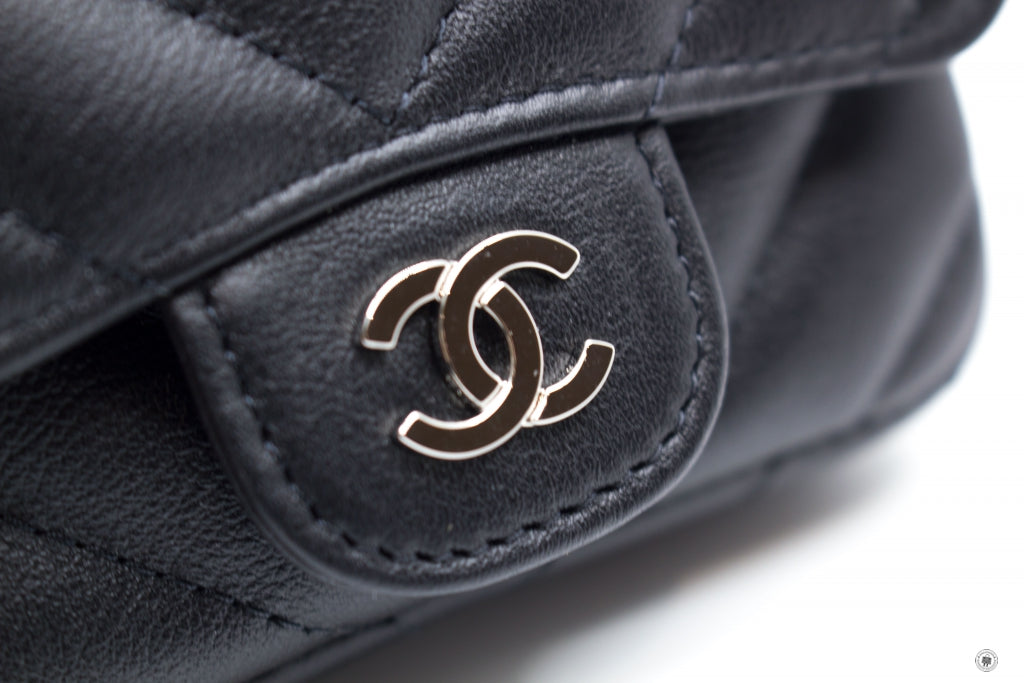 CHANEL Chanel AP2305B07199 Classic Belt Bag Black / 94305 Calfskin Sho | Italystation.com - Shop Now at italystation.com