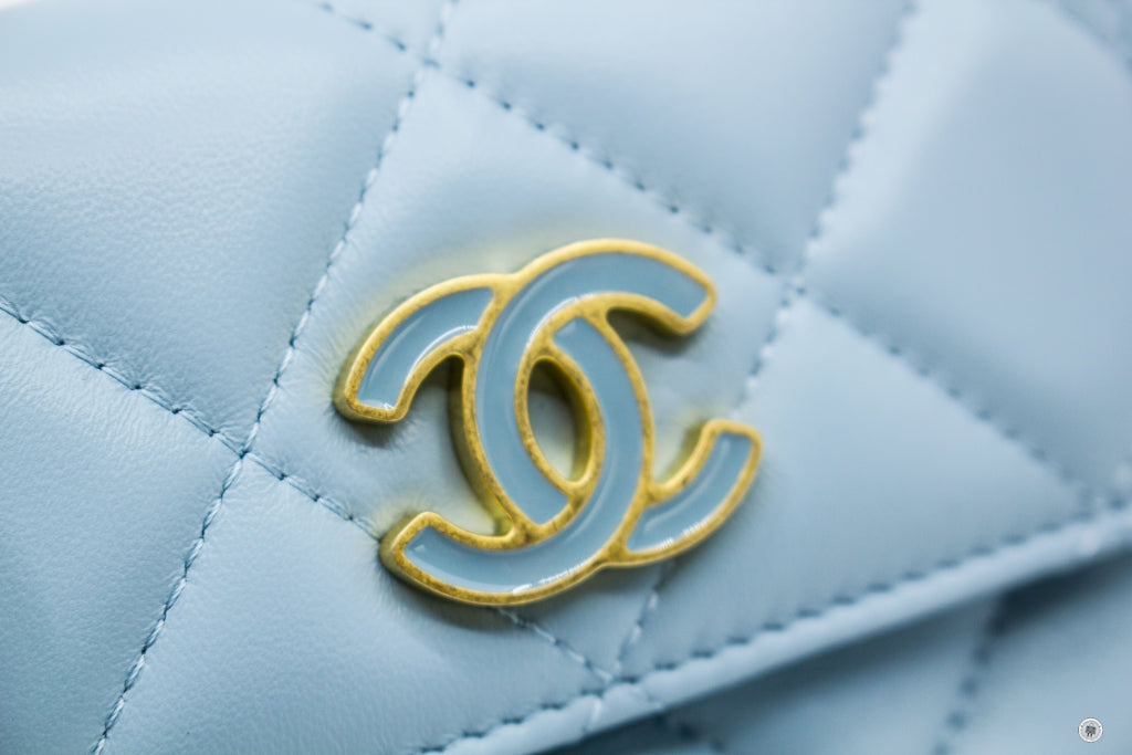 CHANEL Chanel AP2637B07570 Belt Bag With CC Enamel Logo Baby Blue / NG | Italystation.com - Shop Now at italystation.com