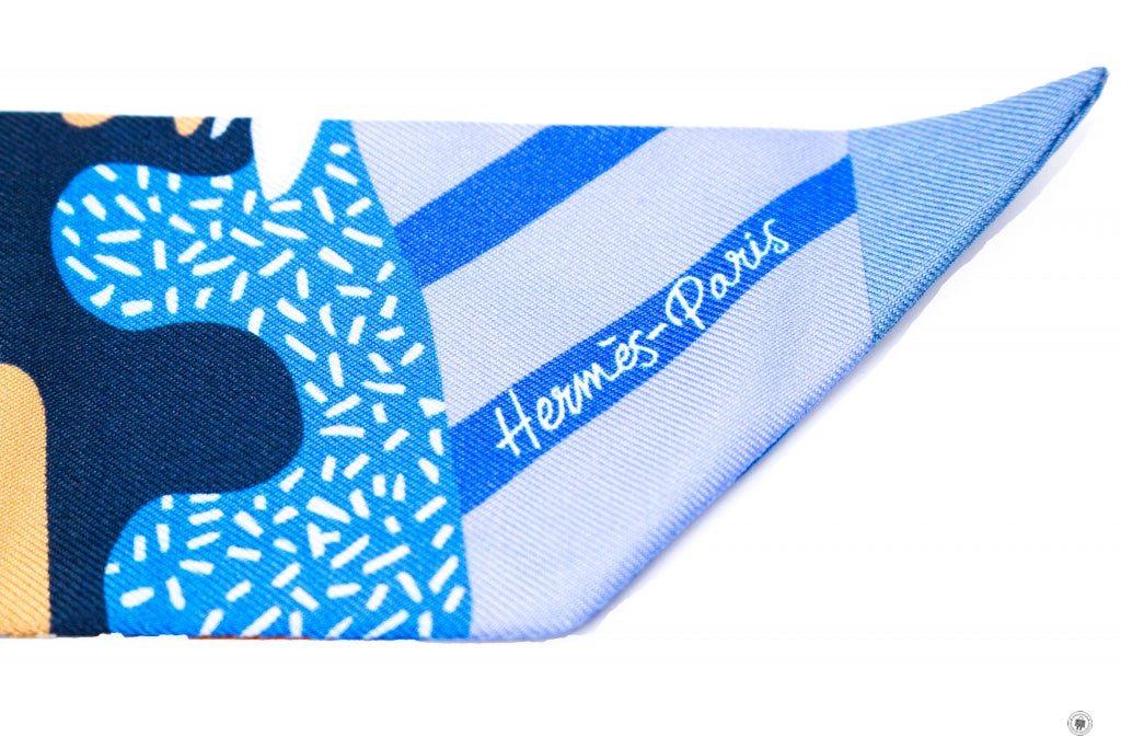 HERMES Hermes 063911S EN Liberte Bd/bleu/rose/brun / 04 Silk Twilly | Italystation.com - Shop Now at italystation.com