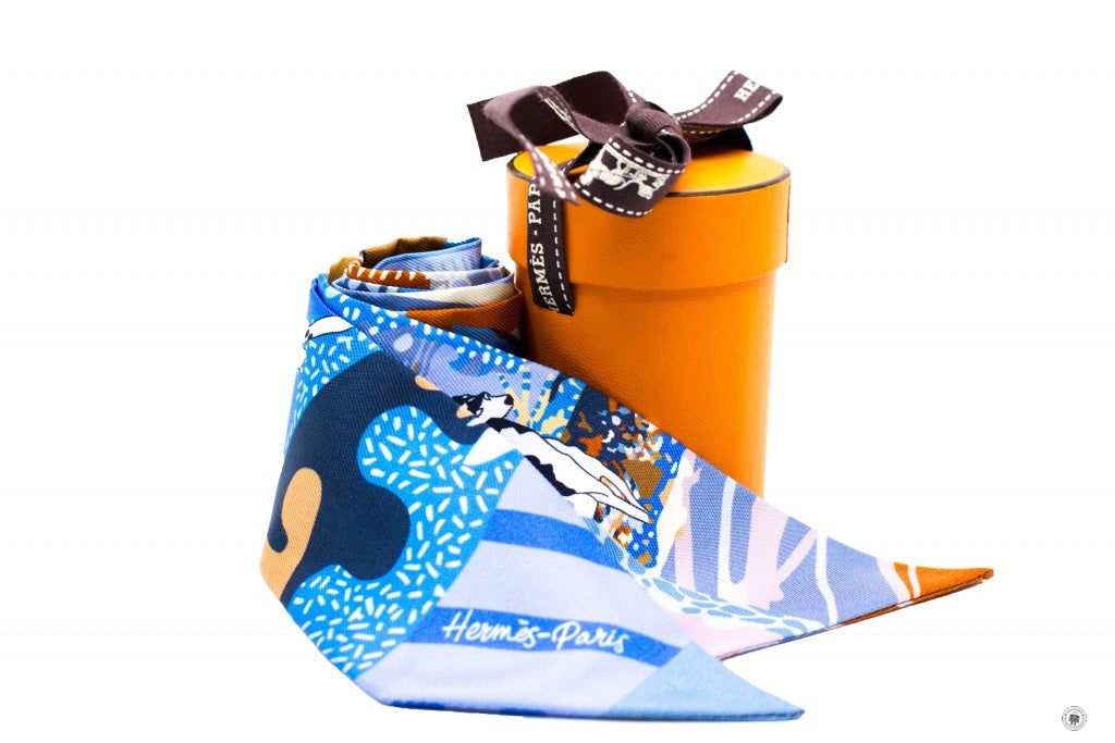HERMES Hermes 063911S EN Liberte Bd/bleu/rose/brun / 04 Silk Twilly | Italystation.com - Shop Now at italystation.com