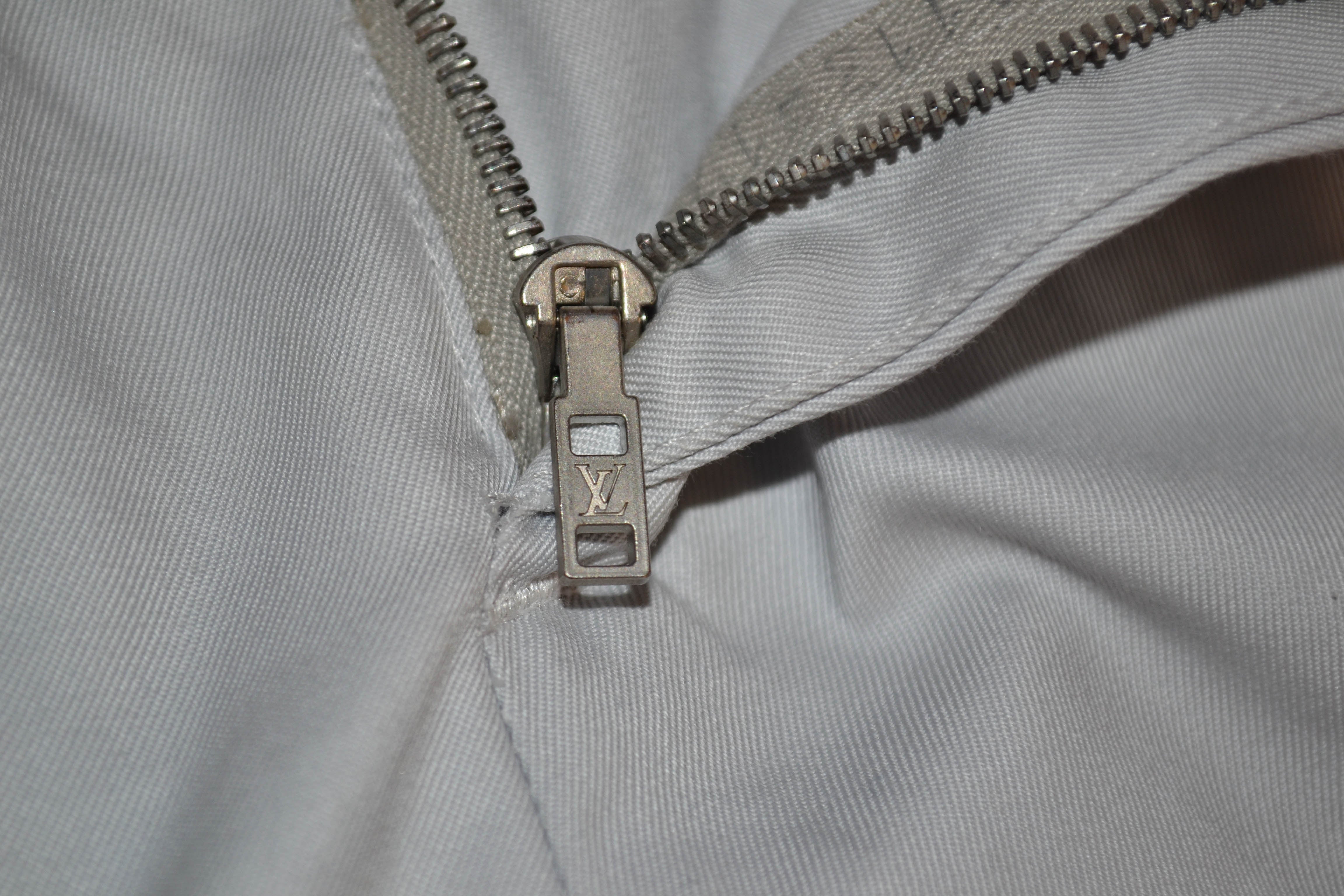 Louis Vuitton Men's 30 Grey Pants 125lv25 – Bagriculture