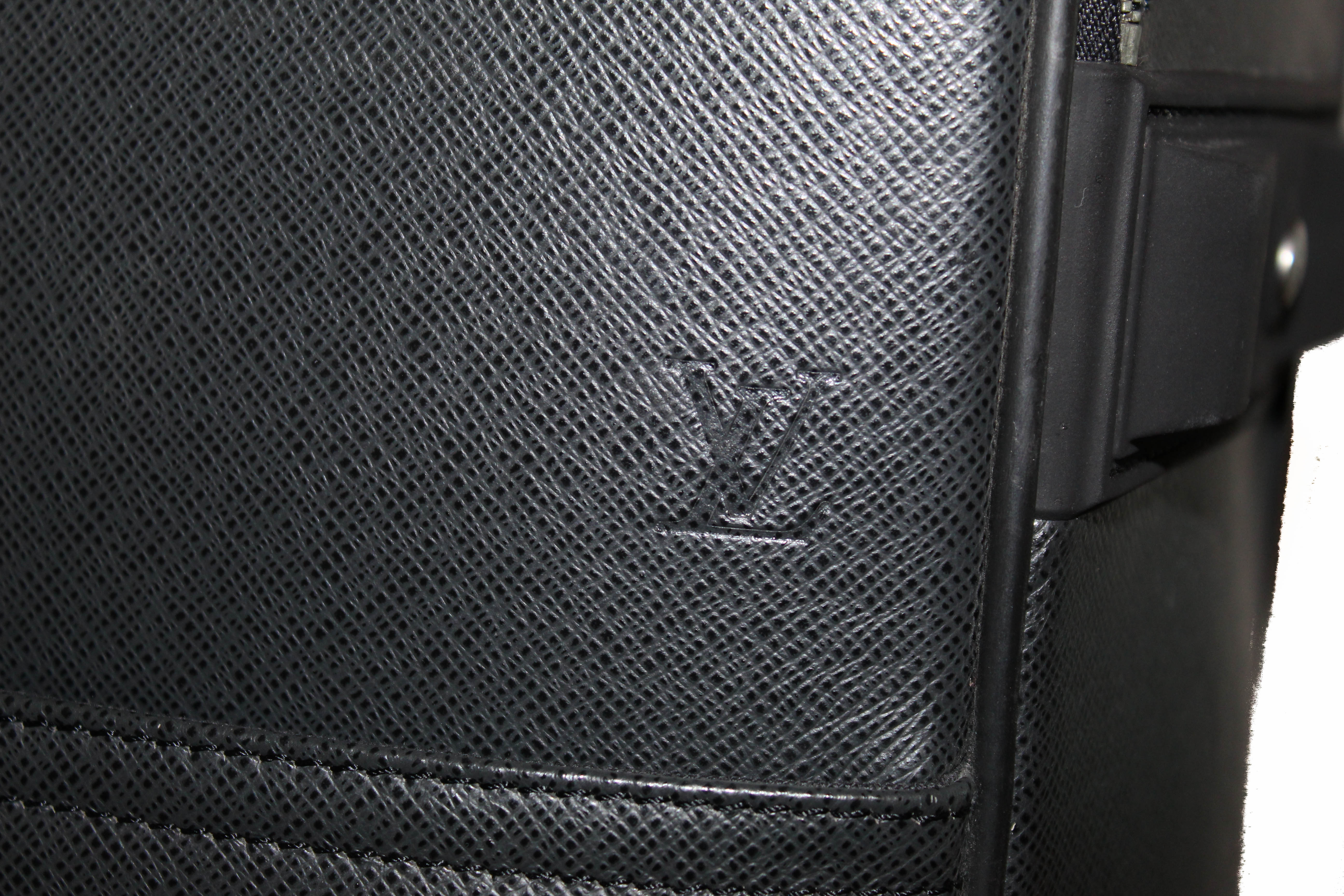 Louis Vuitton Taiga Pégase 55 - Black Luggage and Travel, Handbags -  LOU597532