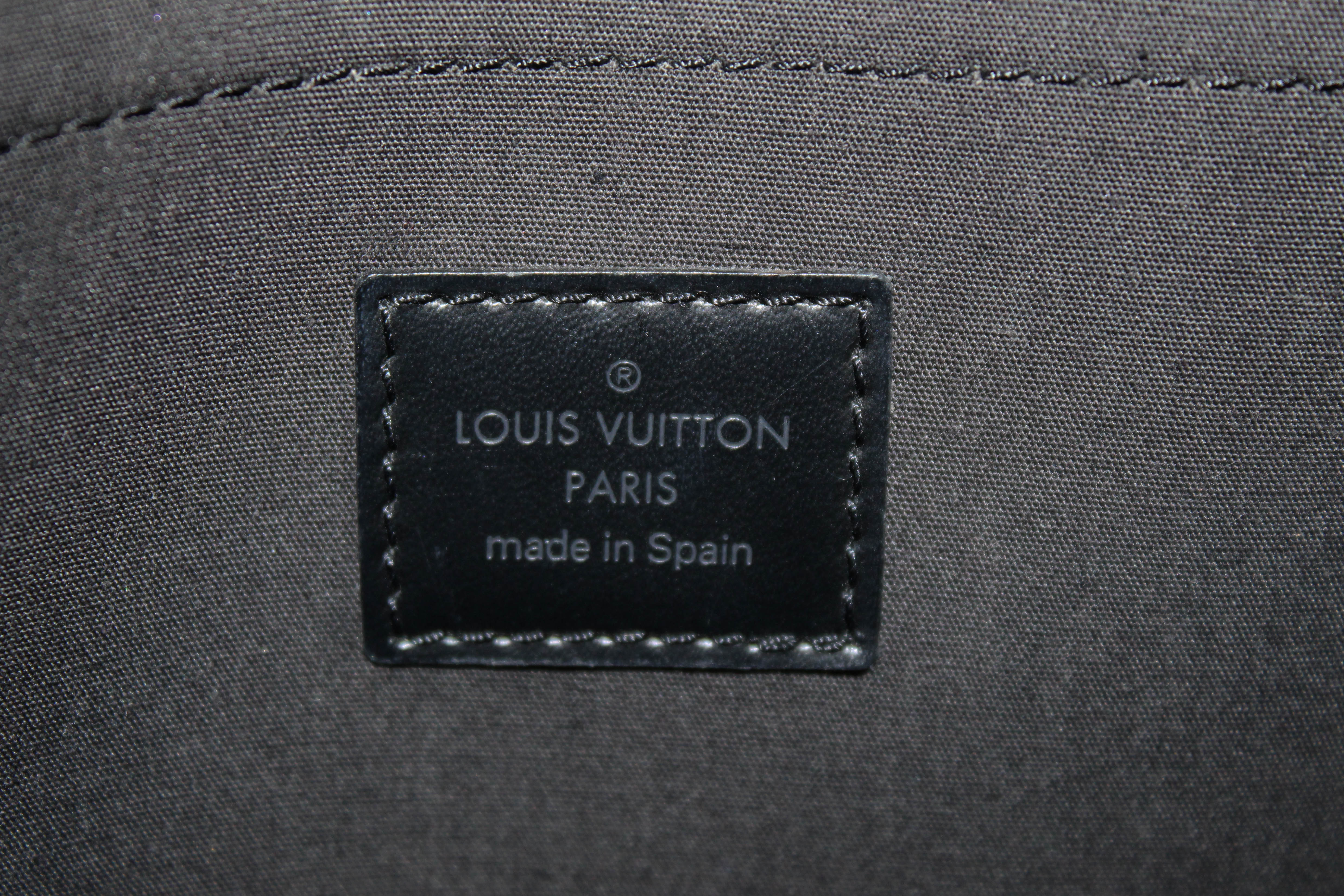 LOT:1019  A LOUIS VUITTON black Epi leather Croisette PM double to
