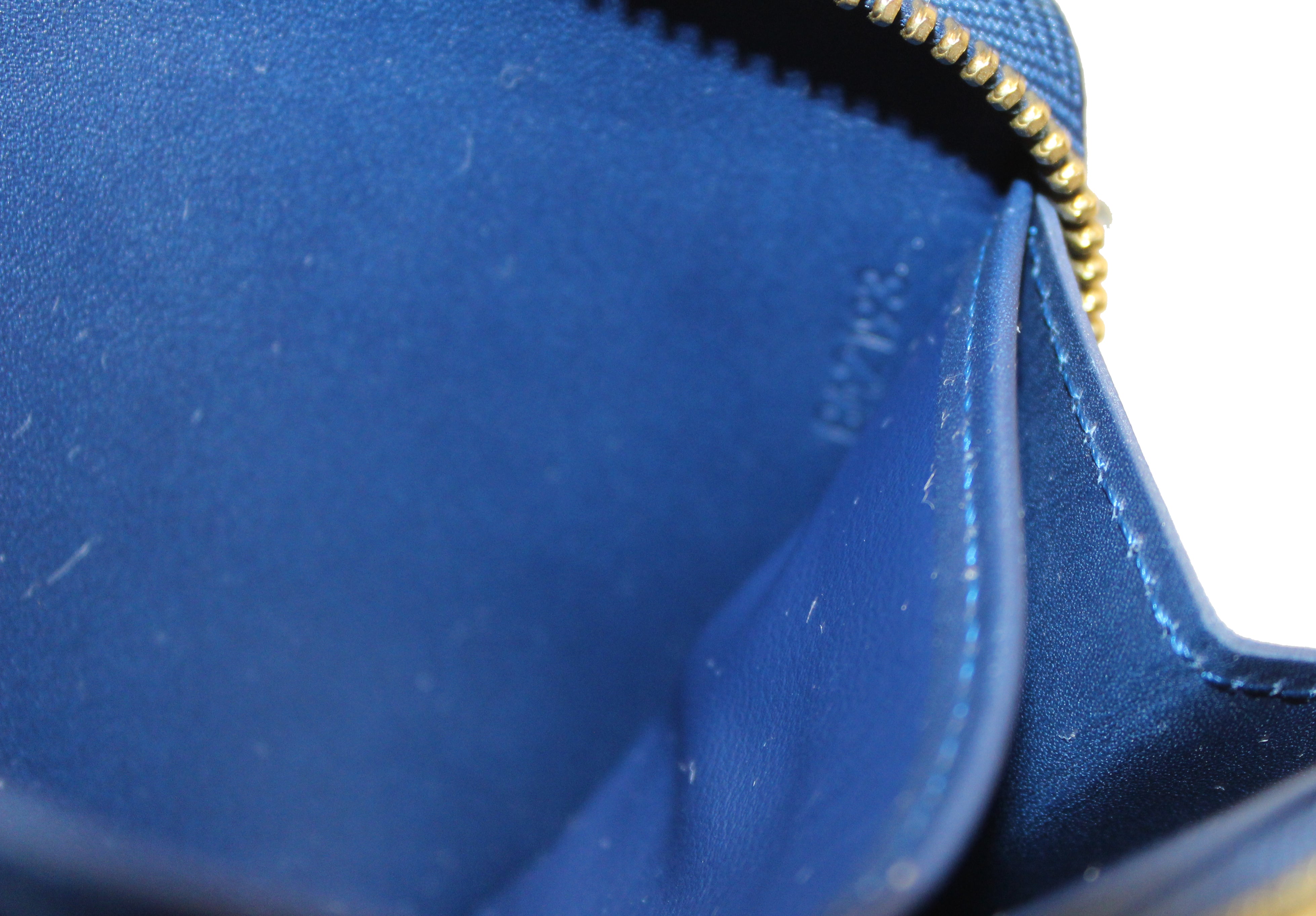 Louis Vuitton Blue zippy wallet Navy blue Patent leather ref.150734 - Joli  Closet