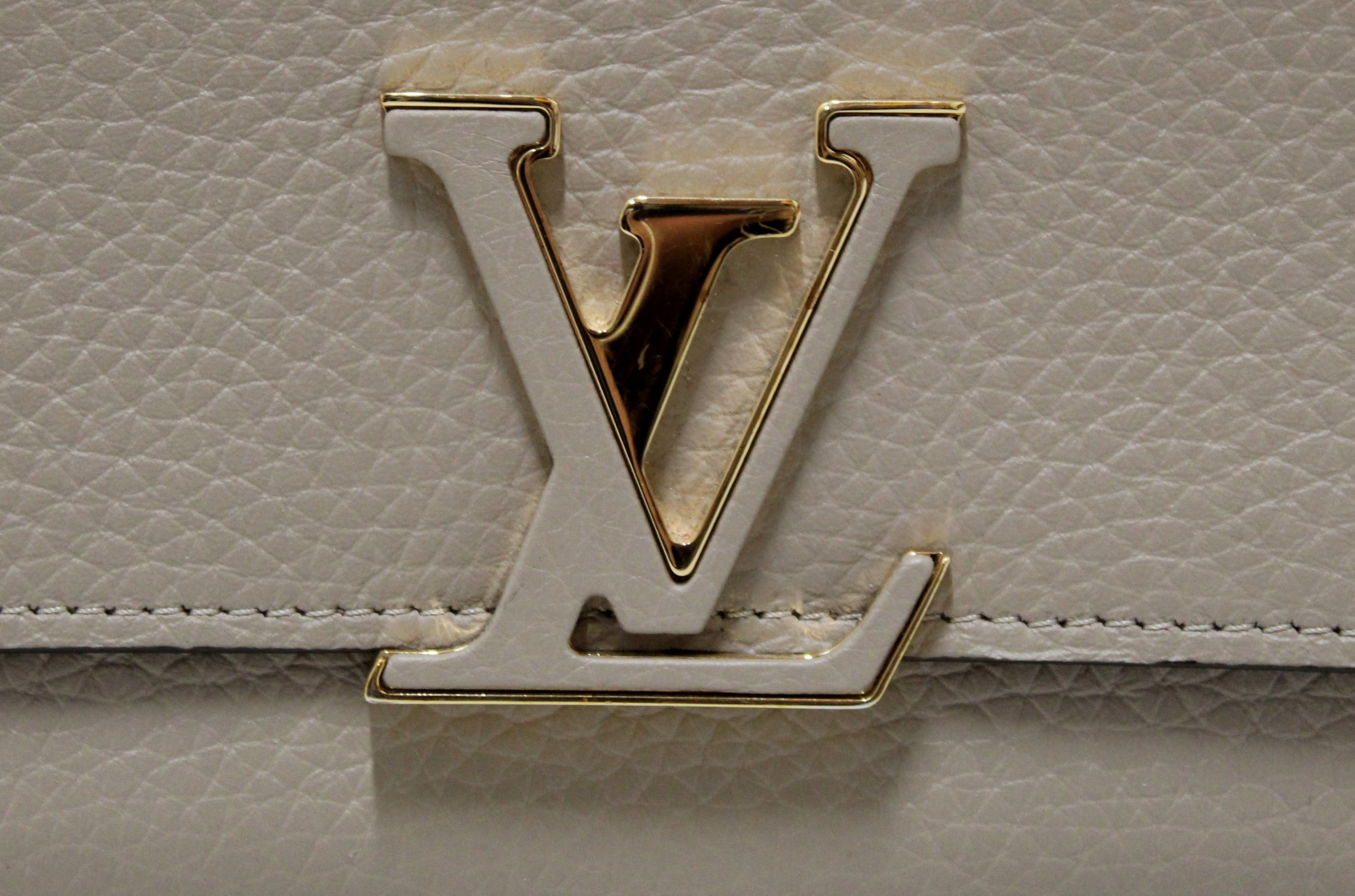 Authentic Louis Vuitton Galet Taurillon Leather Capucines Wallet – Paris  Station Shop
