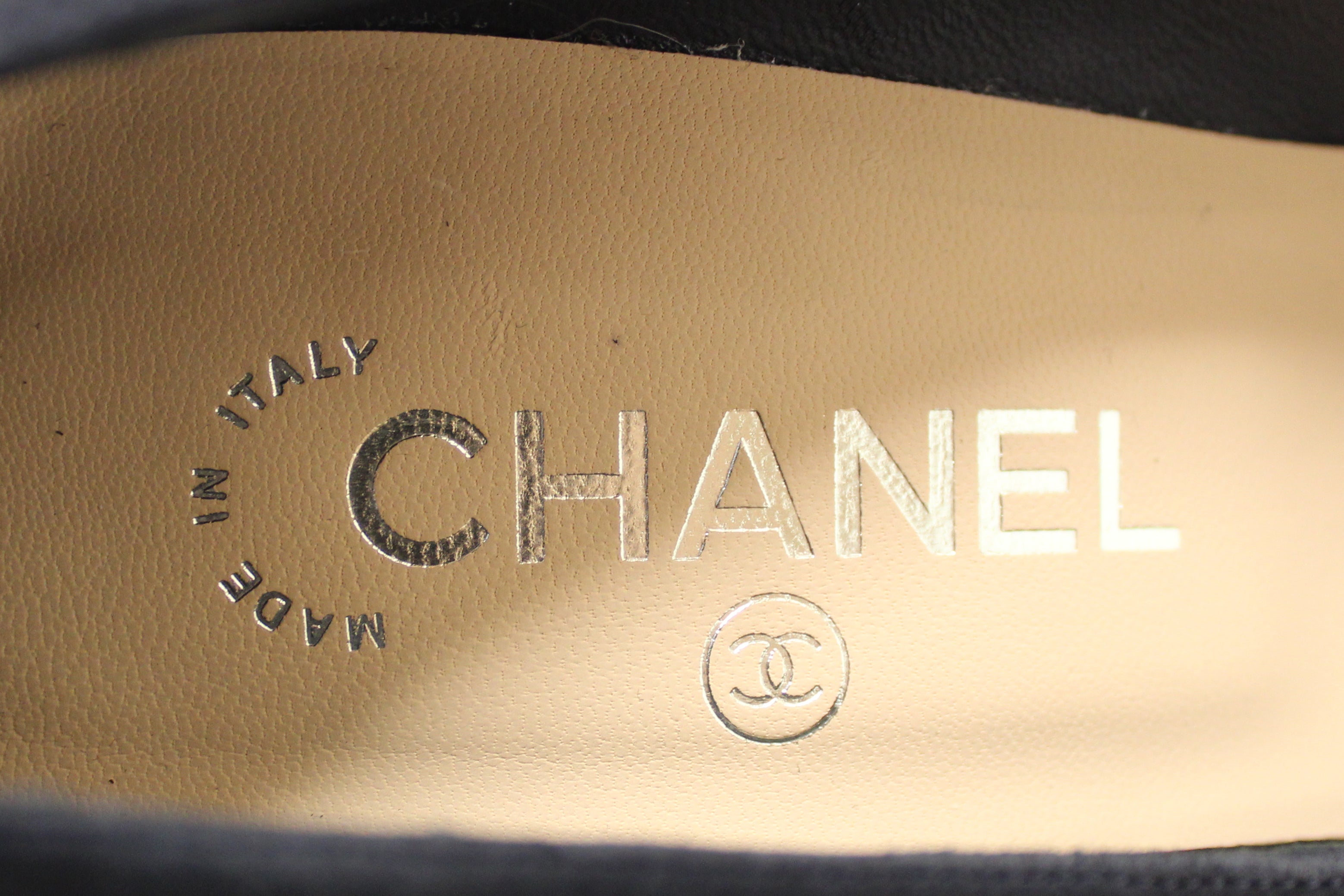 Authentic NEW Chanel Black/Navy Blue Suede Cap Toe Chain CC Pumps Size 40.5