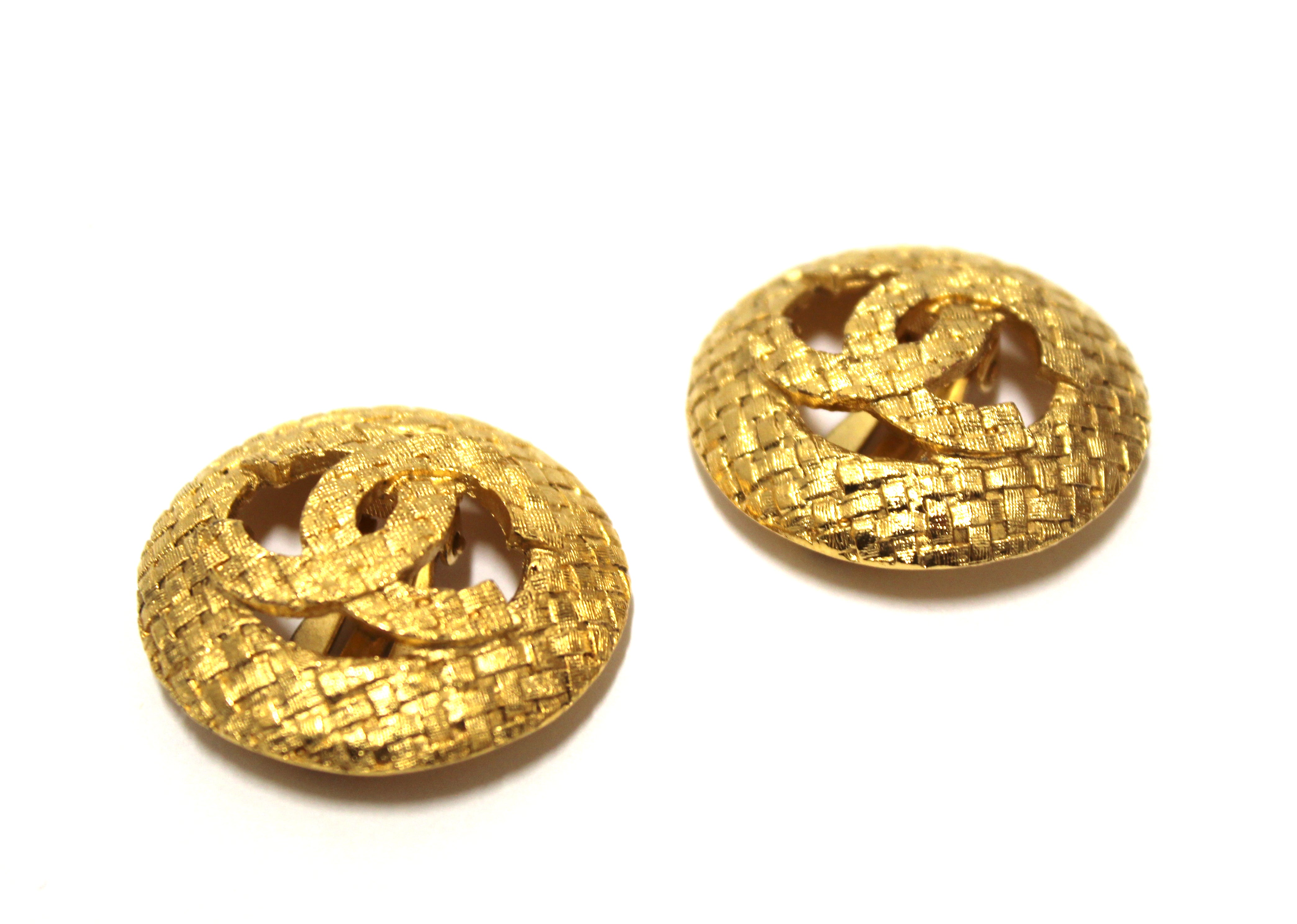 Authentic Chanel Vintage Costume Matted Gold Plated Classic Clip On Earrings