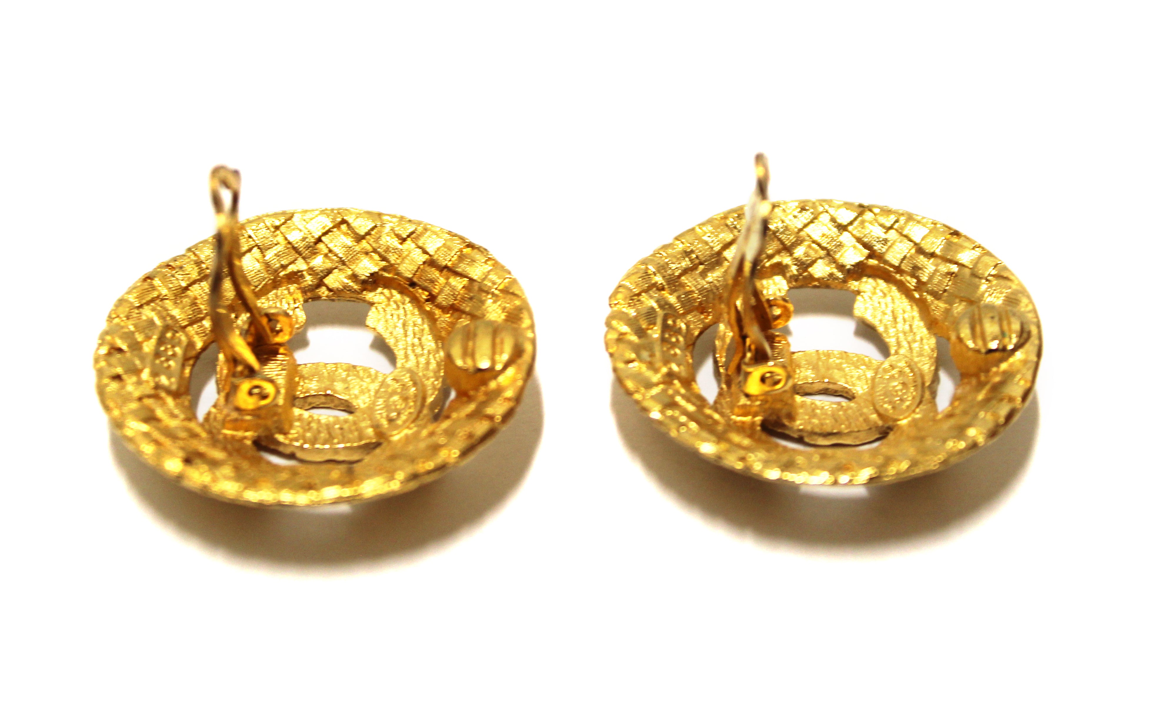 Authentic Chanel Vintage Costume Matted Gold Plated Classic Clip On Earrings