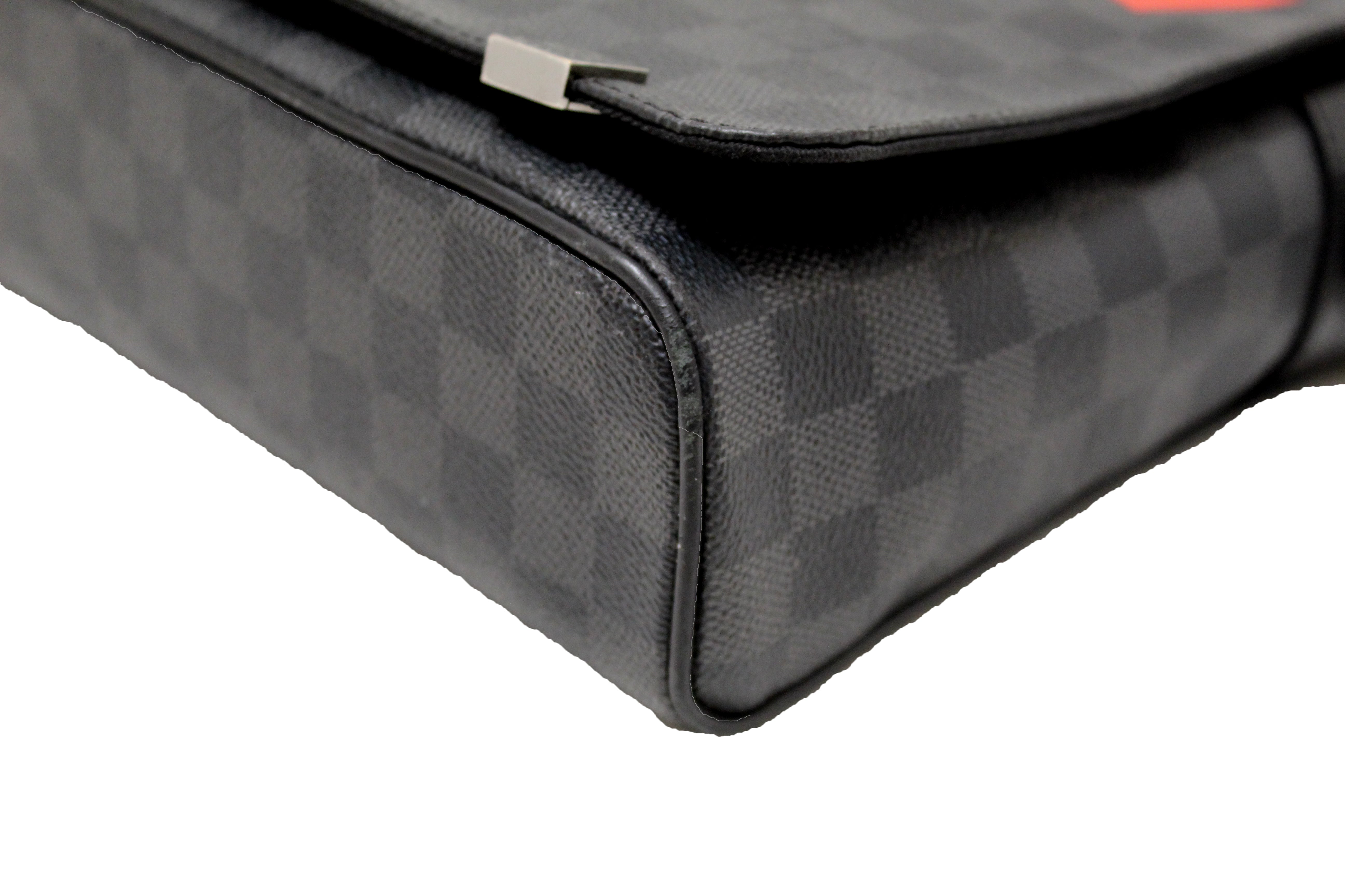 Louis Vuitton Damier Graphite District MM Messenger Bag (SHG-12915) – LuxeDH