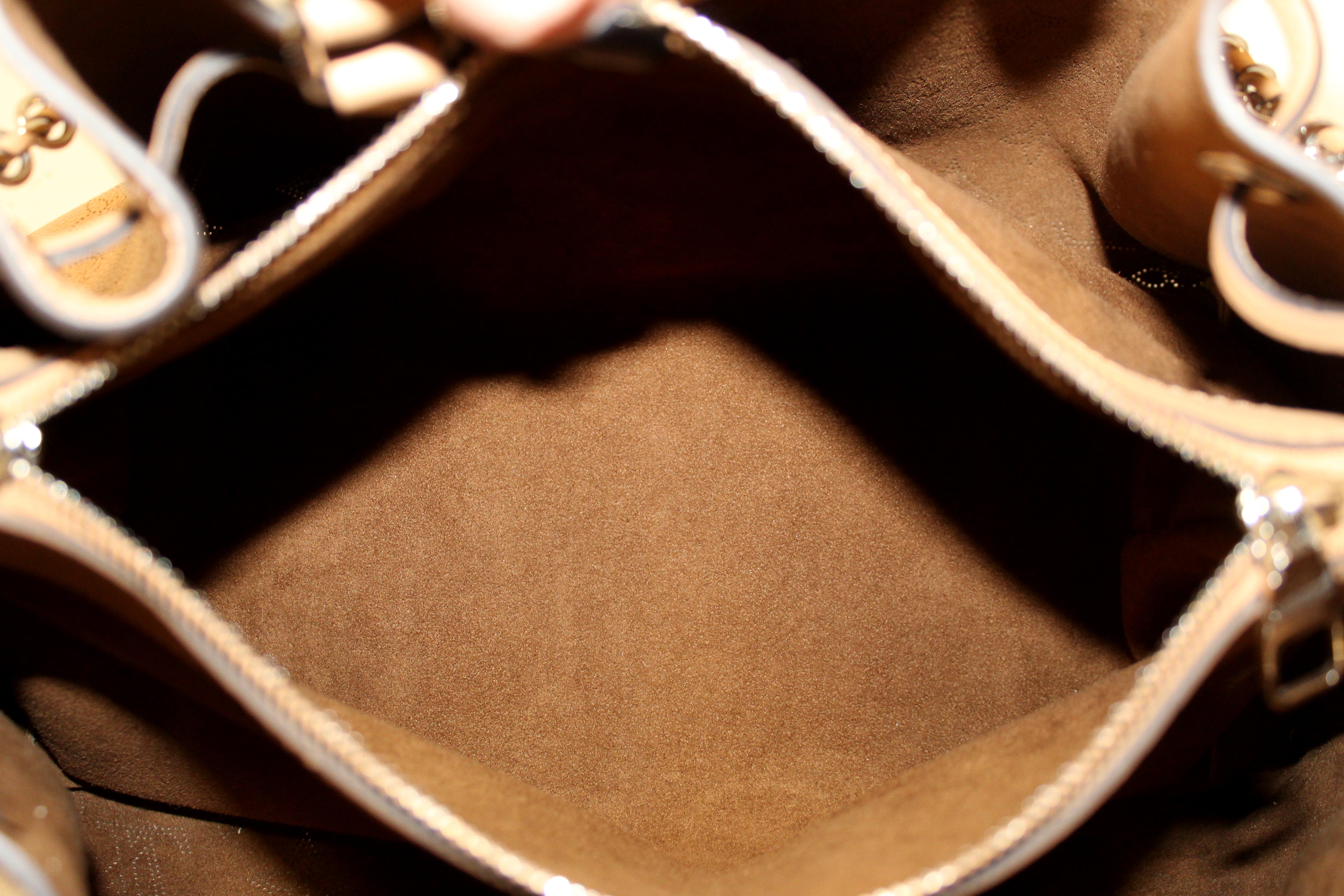 Mahina leather handbag Louis Vuitton Beige in Leather - 25950754