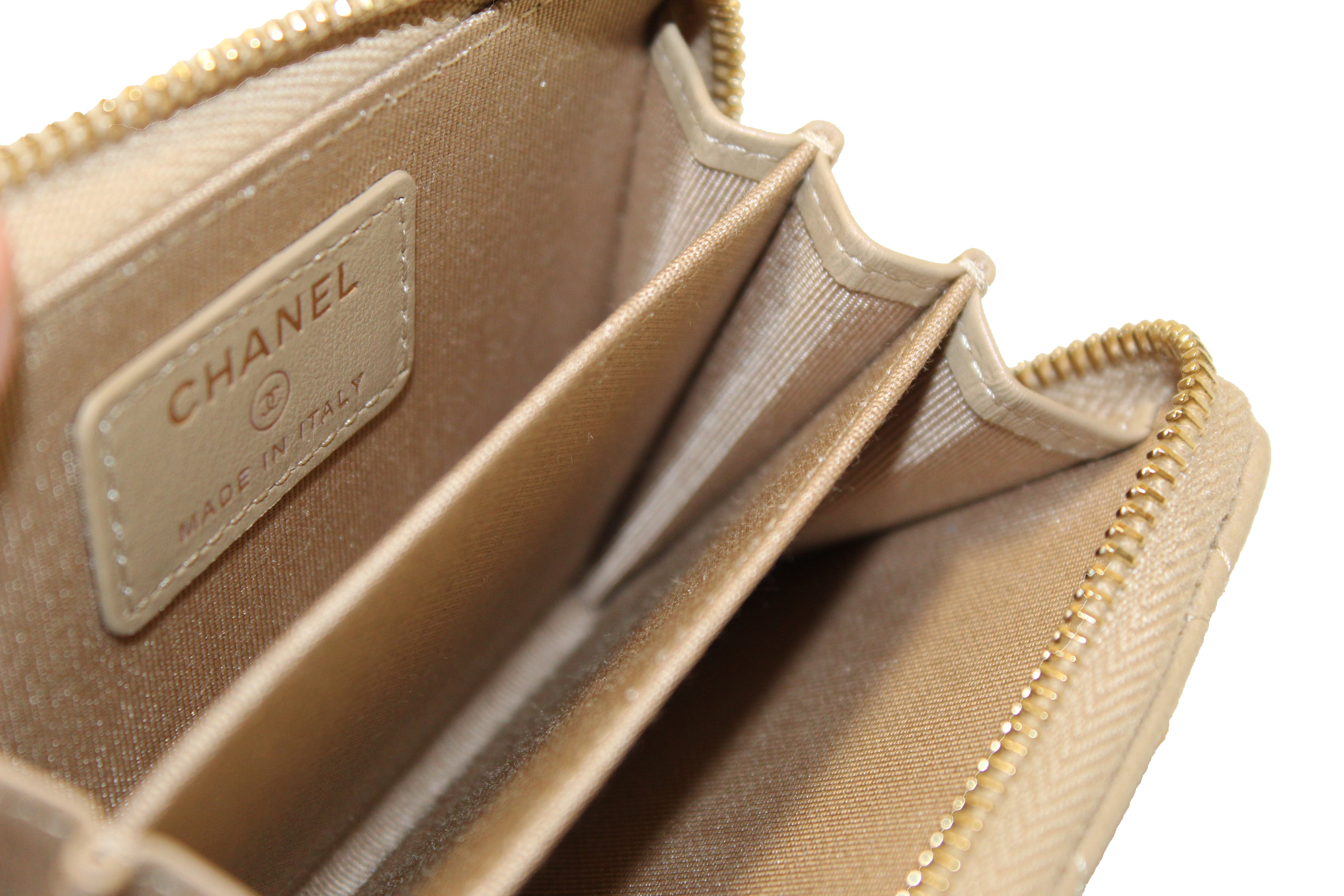 Chanel Runway Iridescent Green Flap Coin Purse Clutch Leather ref.274352 -  Joli Closet