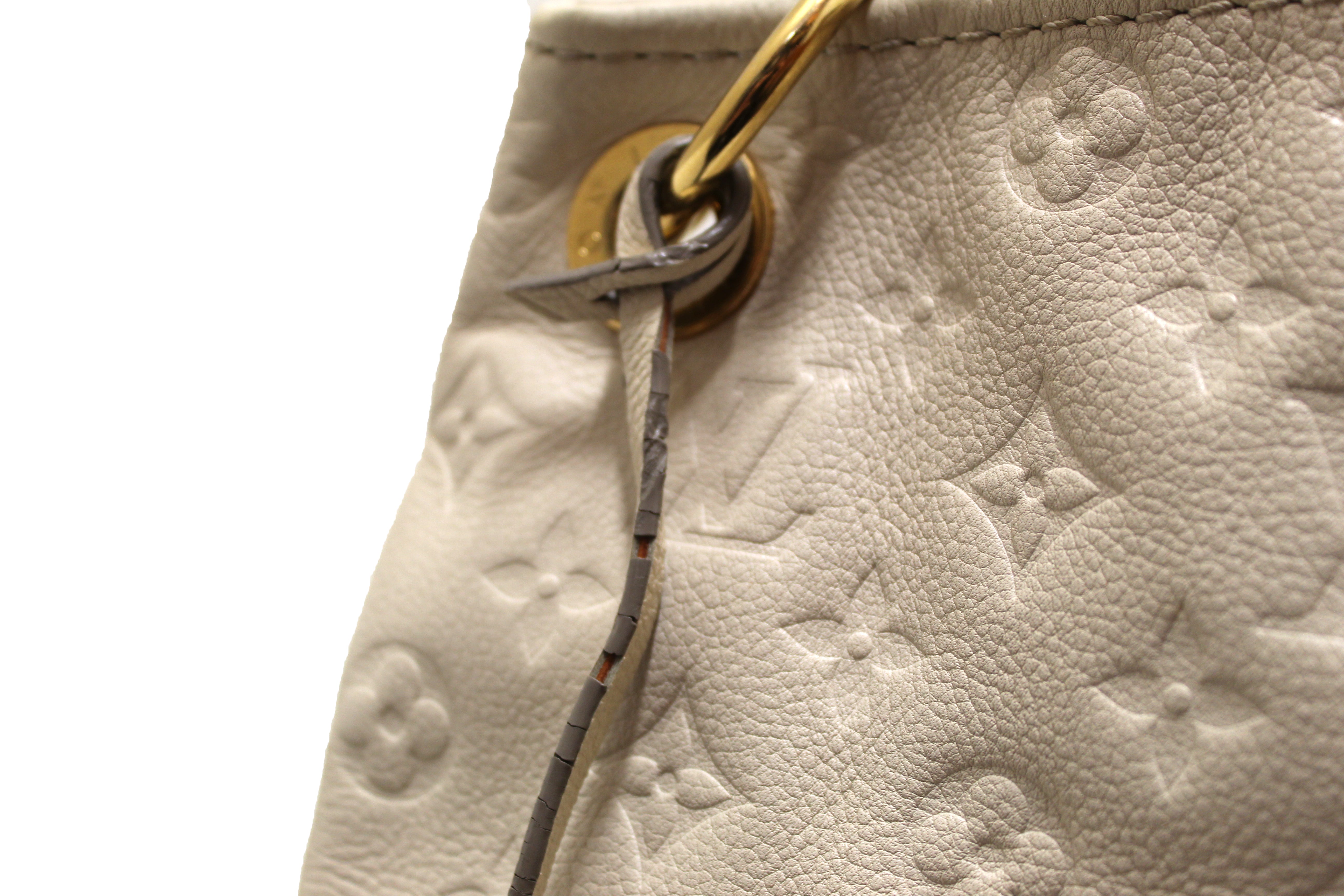 Leather handbag Louis Vuitton Beige in Leather - 32571430