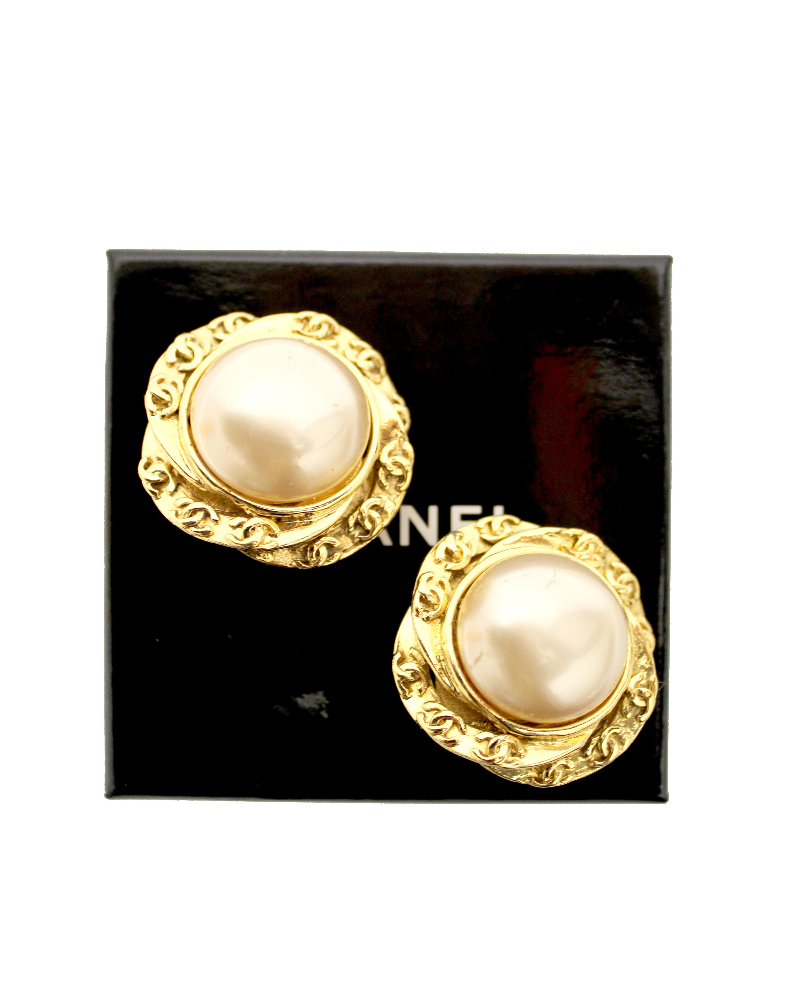 Authentic Chanel Vintage Costume Pearl Gold Plated Classic Clip On Earrings