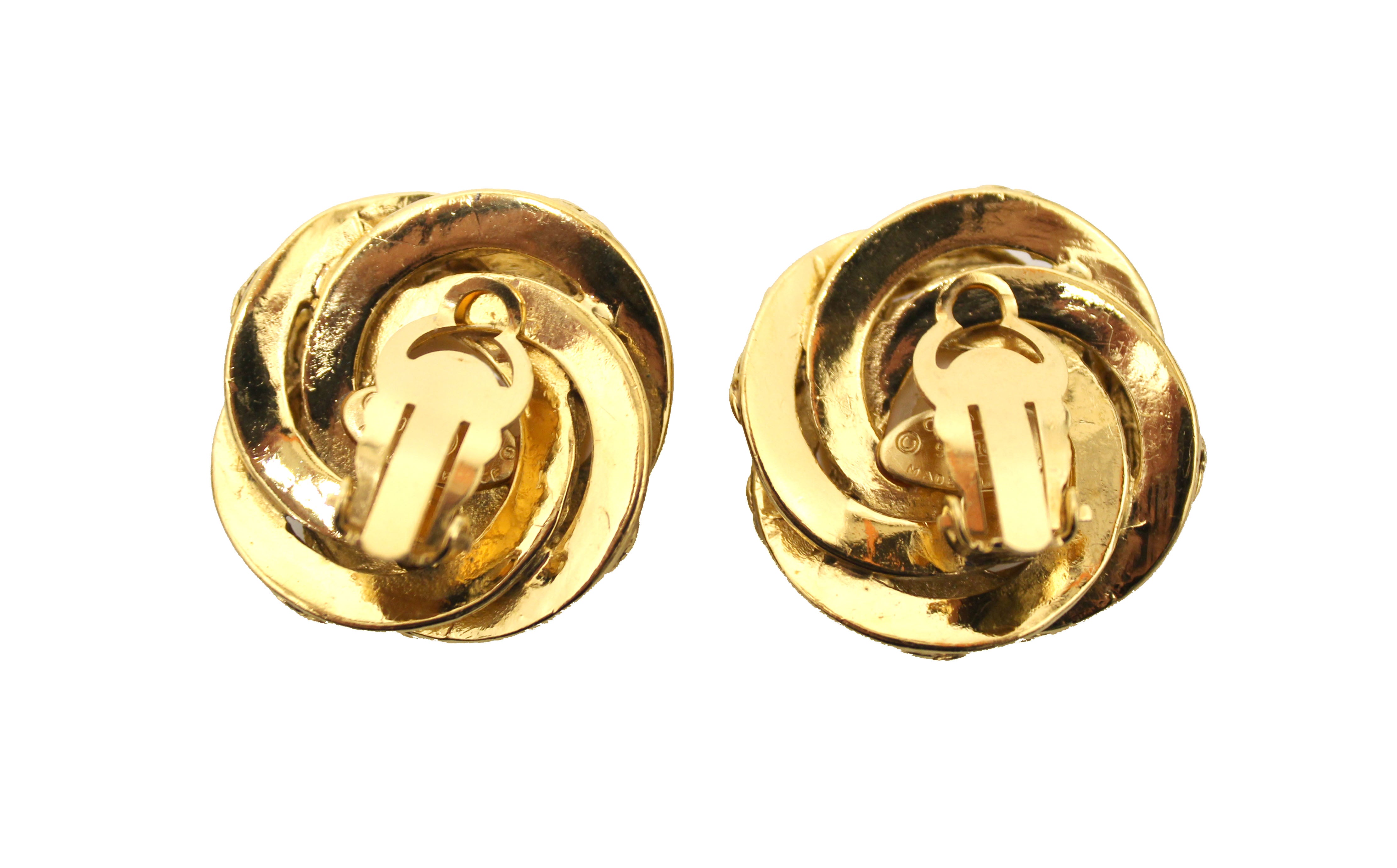 Authentic Chanel Vintage Costume Pearl Gold Plated Classic Clip On Earrings